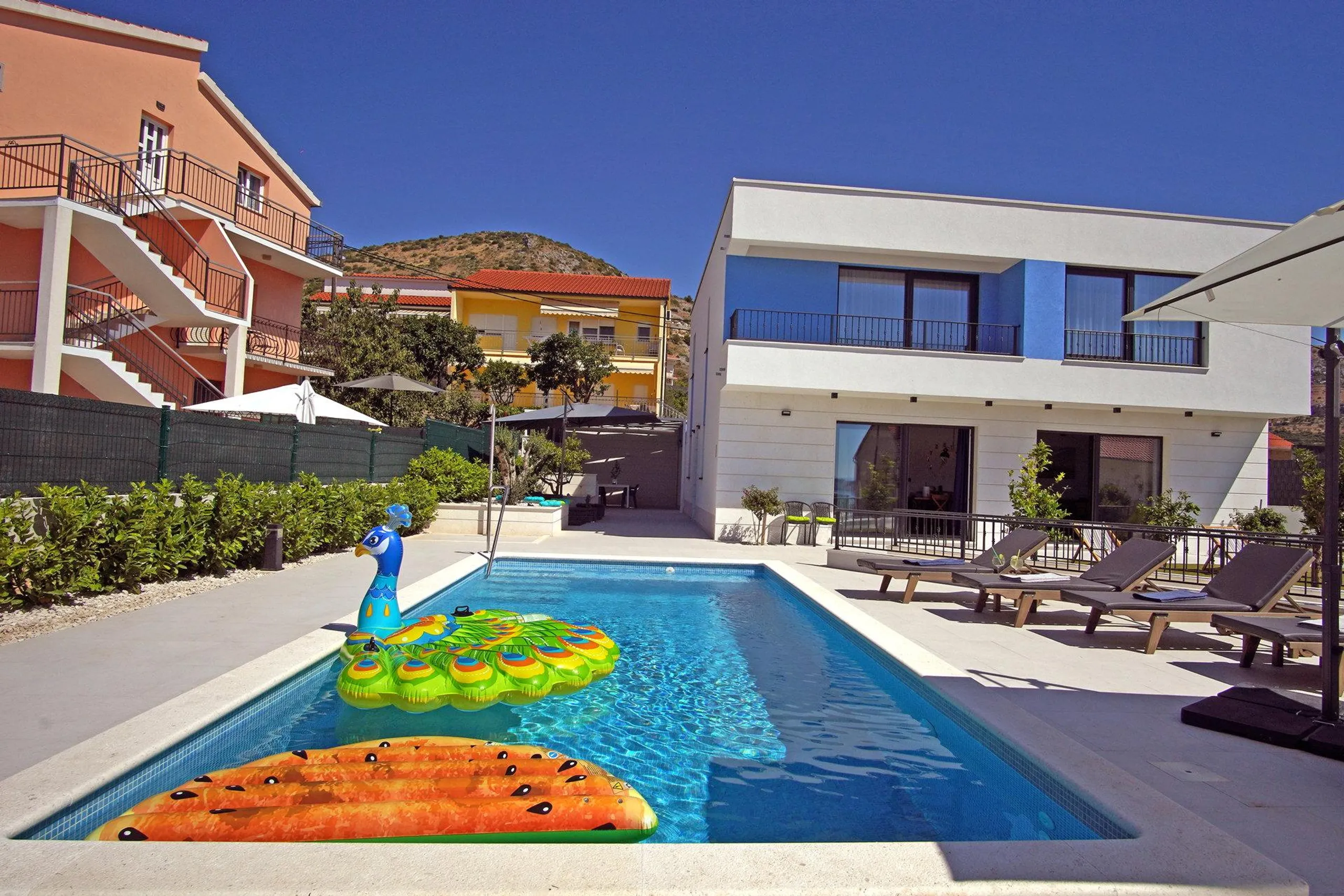 Phenomenal Modern Villa with Pool, Garden and Sea Views — photograph 4