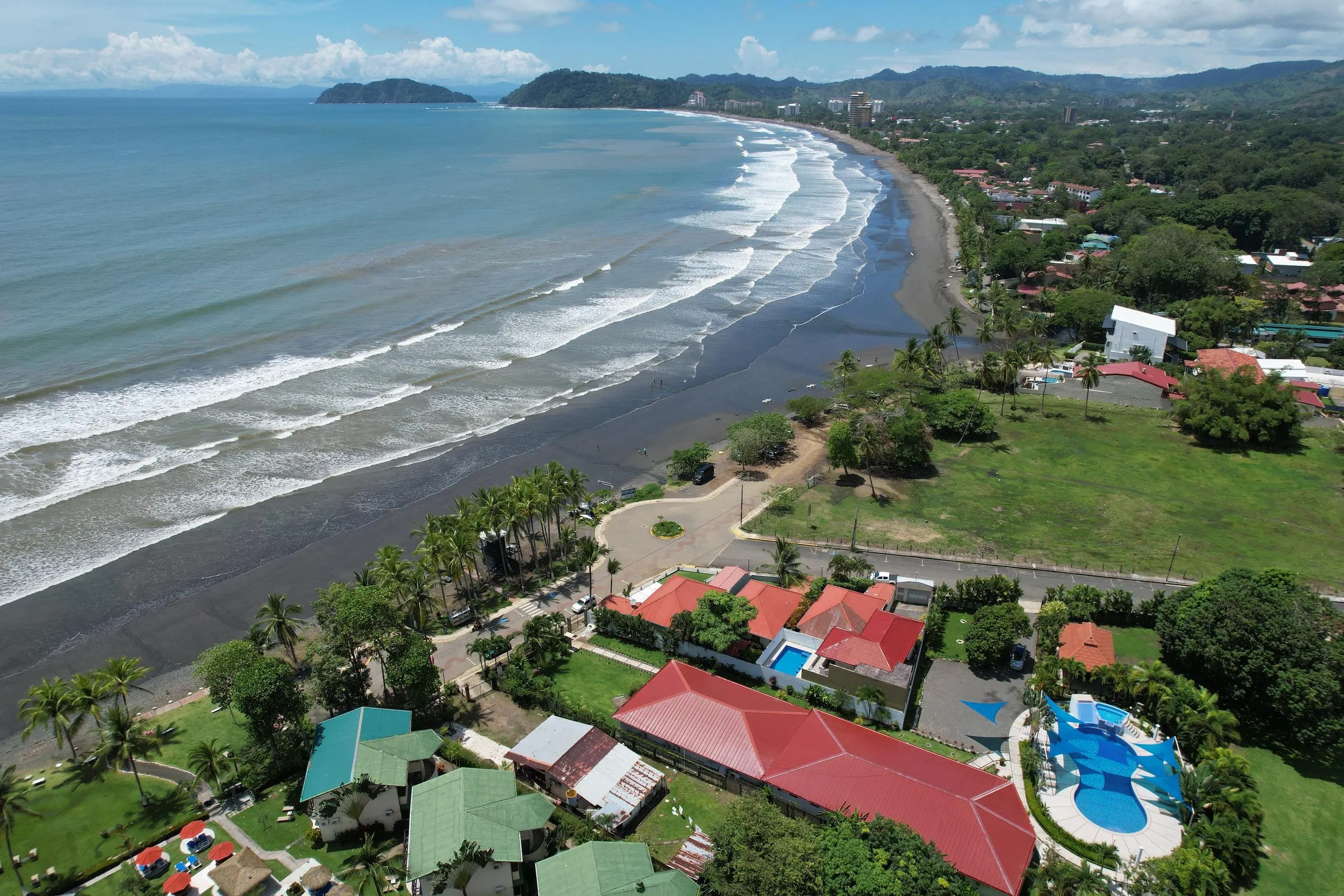Exclusive 13-Bedroom Estate with Private Pool, Panoramic Ocean Views on Jaco Beach — photograph 7