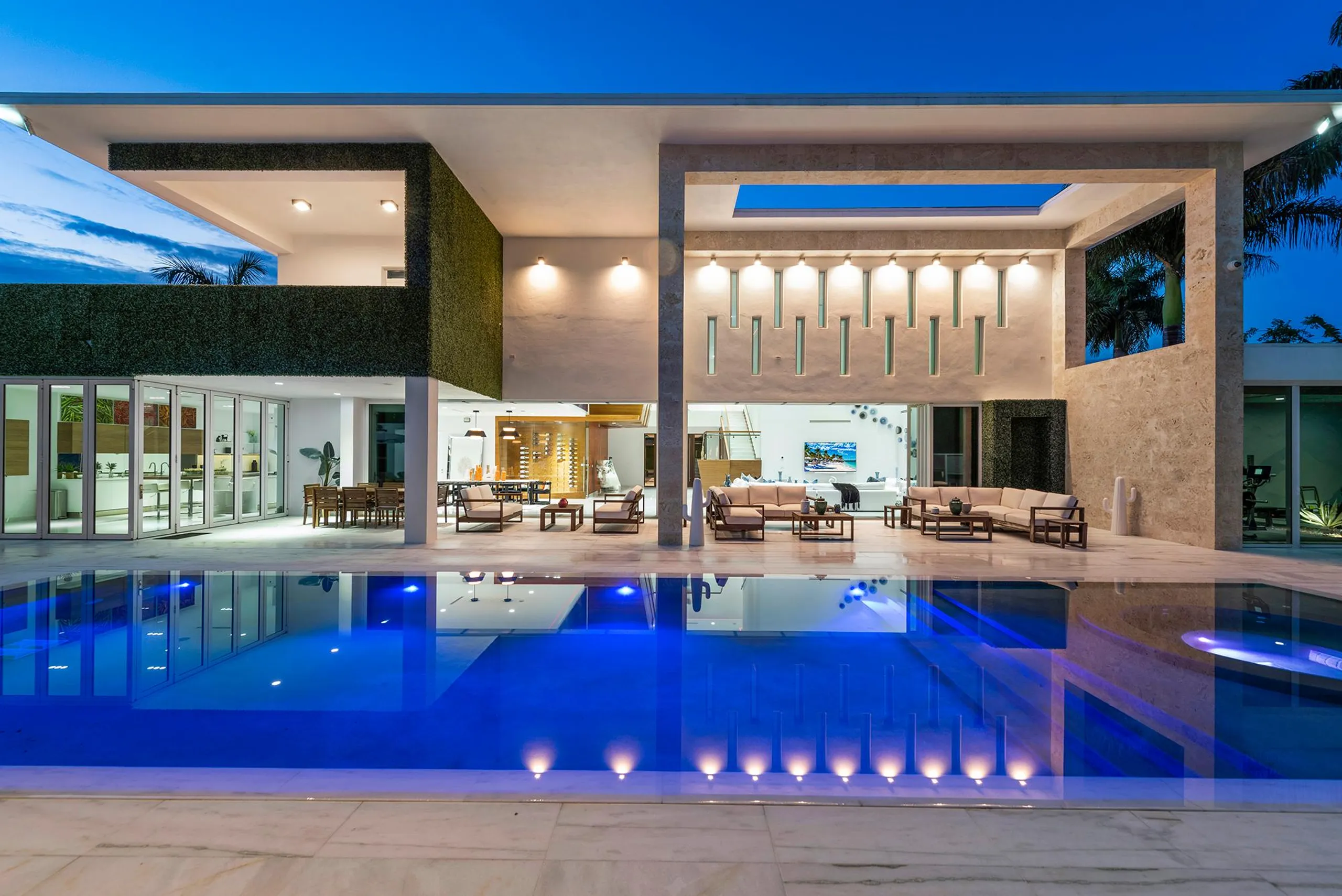 Serenity Enclave Estate with Magnificent Infinity Pool — photograph 4