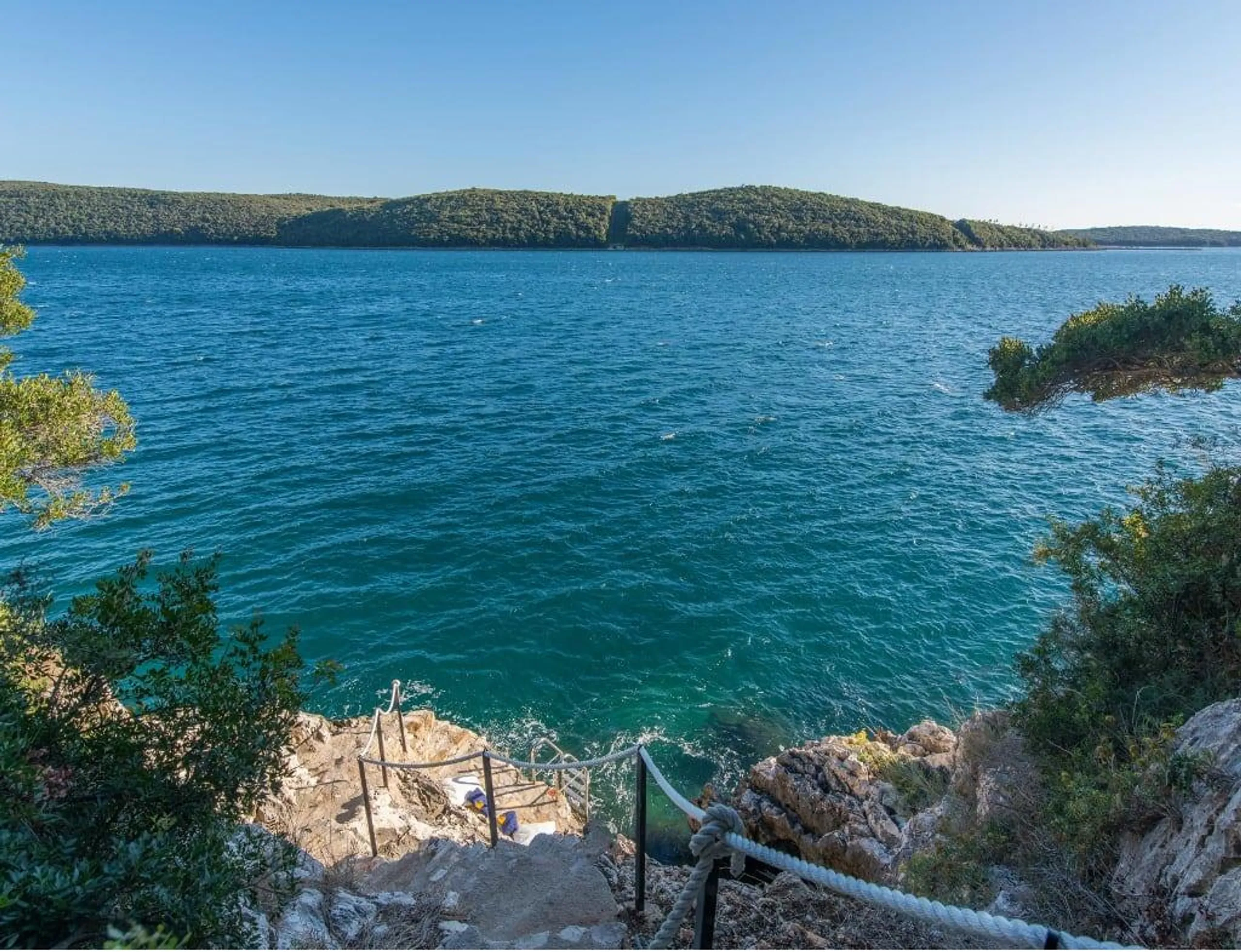 Spectacular 5-Star Villa with Private Infinity Pool, Spa, and Helicopter Access — photograph 4