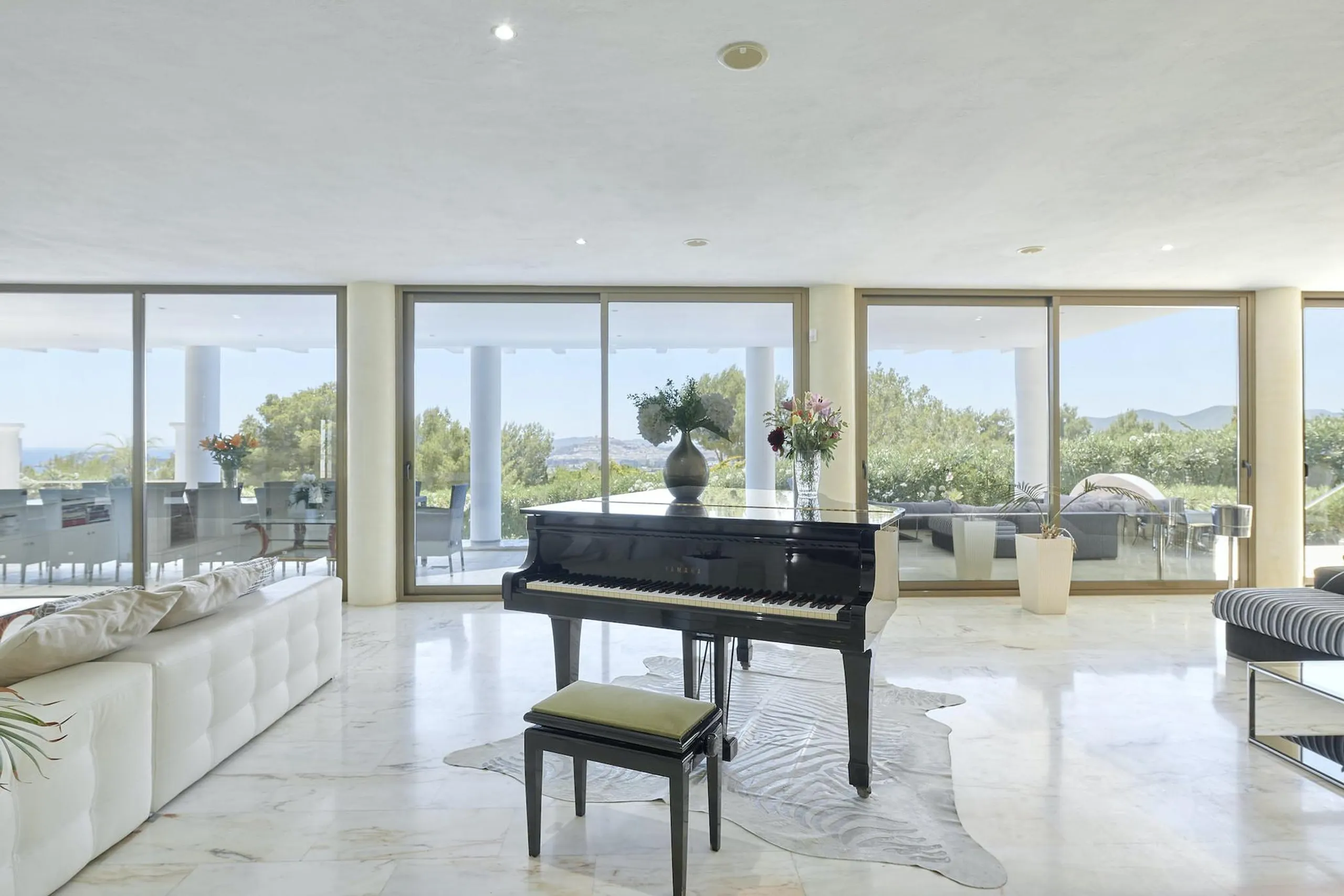 Luxurious Ibiza Ocean Estate with Private Pool and Outdoor Entertainment Area — photograph 9