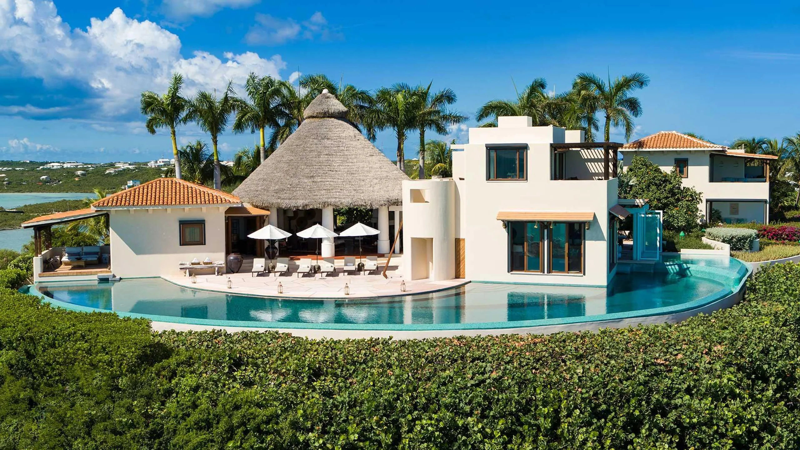Hilltop Grand Luxury Estate with 360 Degree Views Infinity Pool and Private Cove — photograph 2