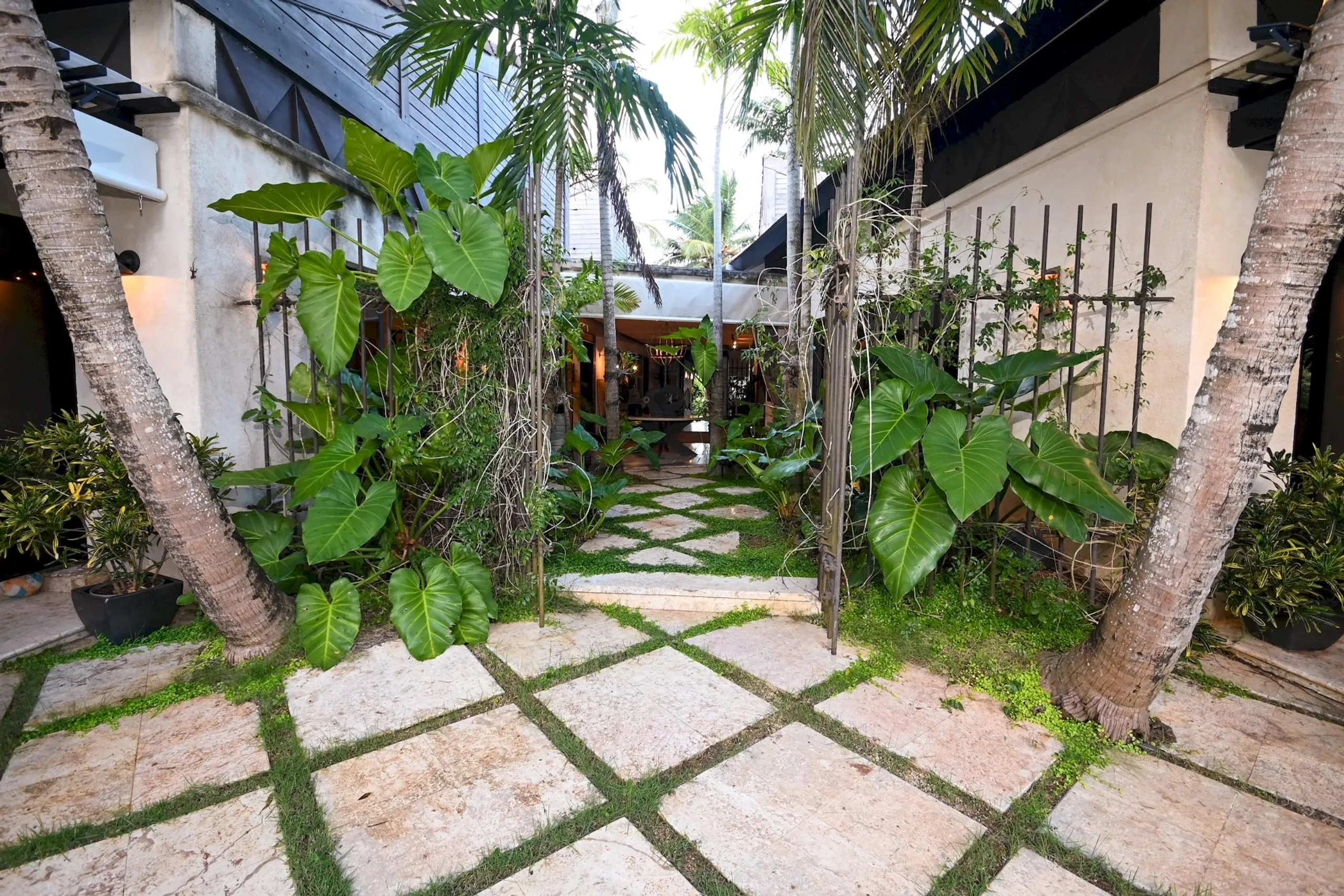 Superb Tropic Retreat with Private Pool and Garden Grounds — photograph 8