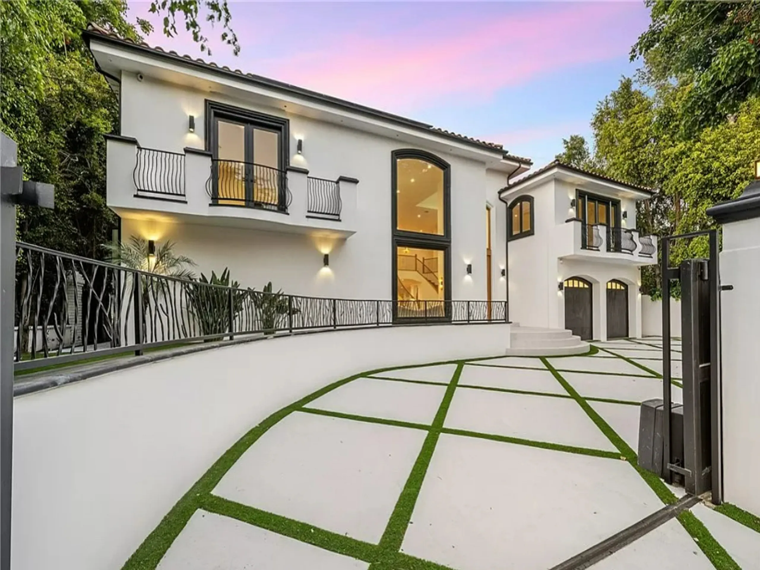 Classic Sherman Oaks Estate with Tennis Court — photograph 2