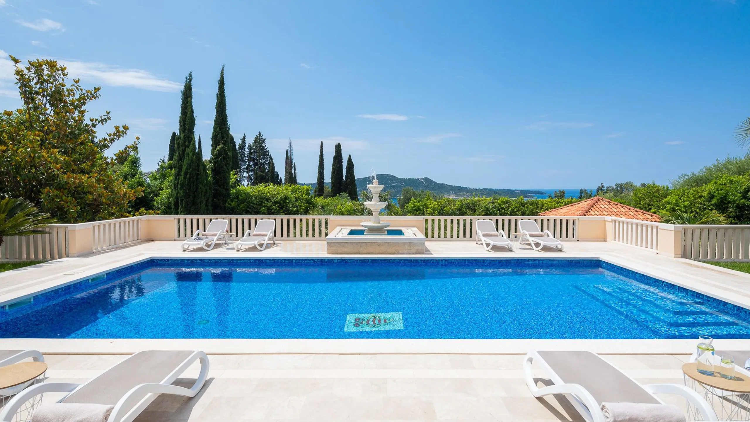 Majestic Croatian Villa with Private Pool and Sea Views — photograph 6