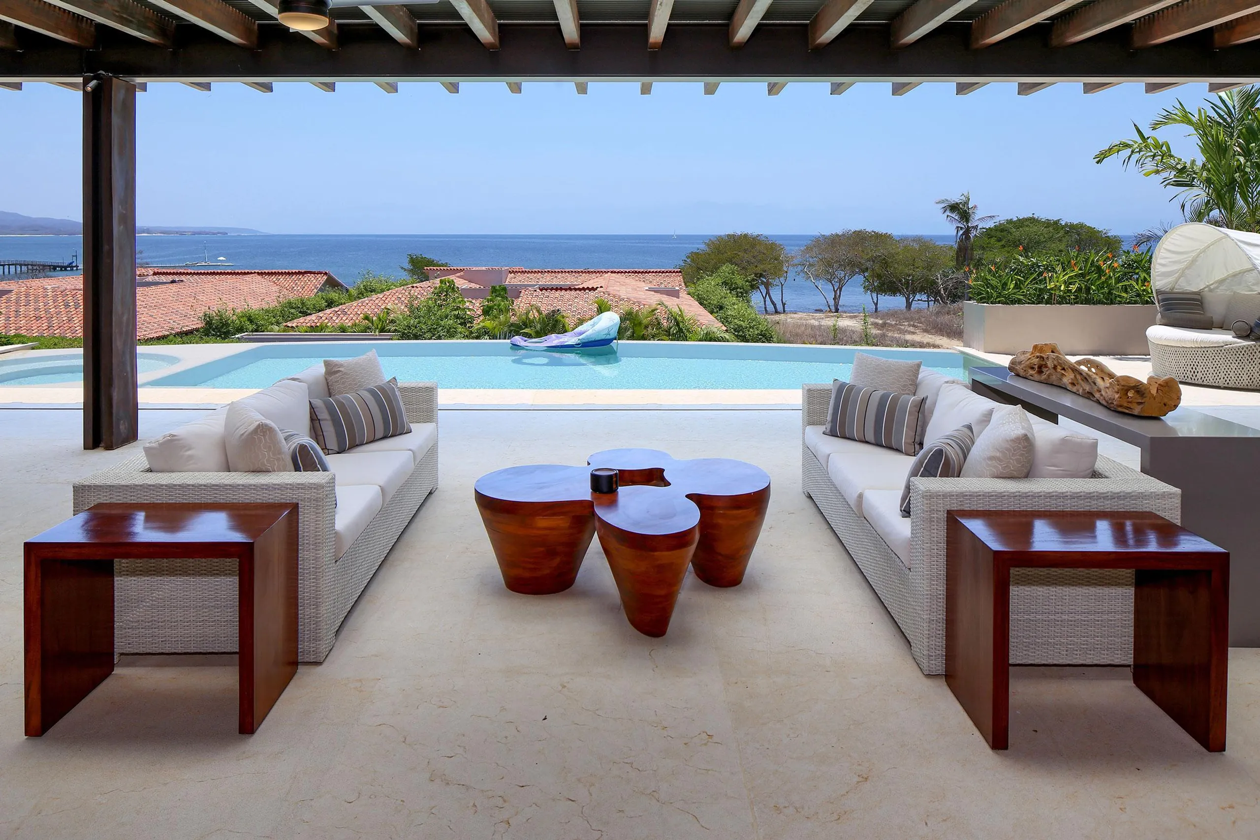 Luxury Villa Del Mar Estate with Infinity Pool and Ocean Views — photograph 2