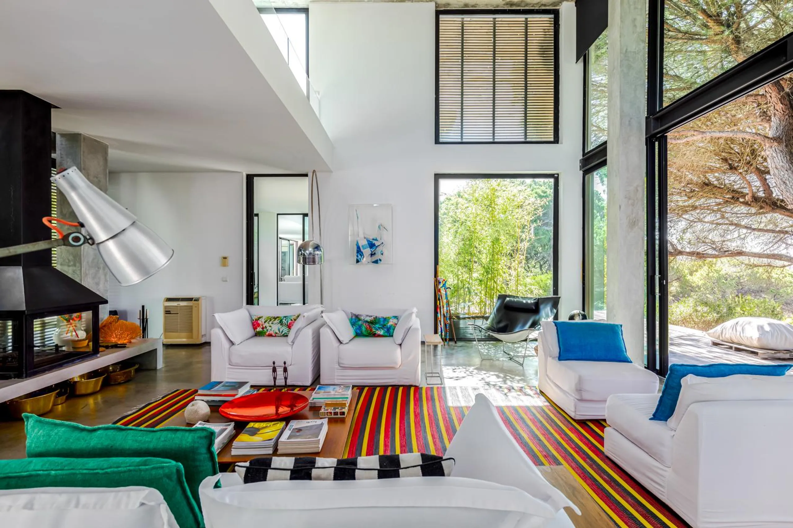 Contemporary Cork Oak Forest Villa with Infinity Pool and Veranda — photograph 11
