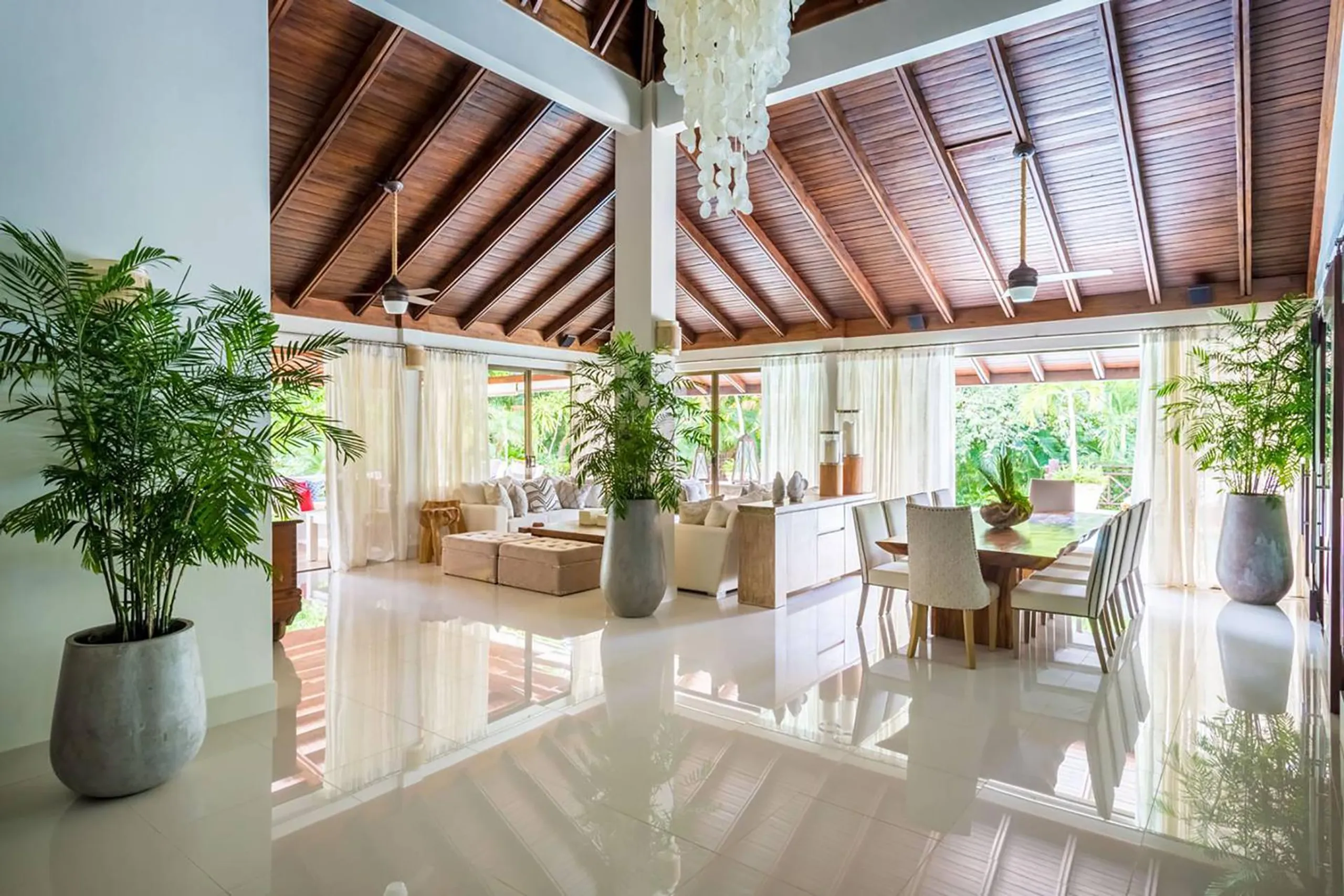 Modern Tropical Villa With Coastal Breeze — photograph 5