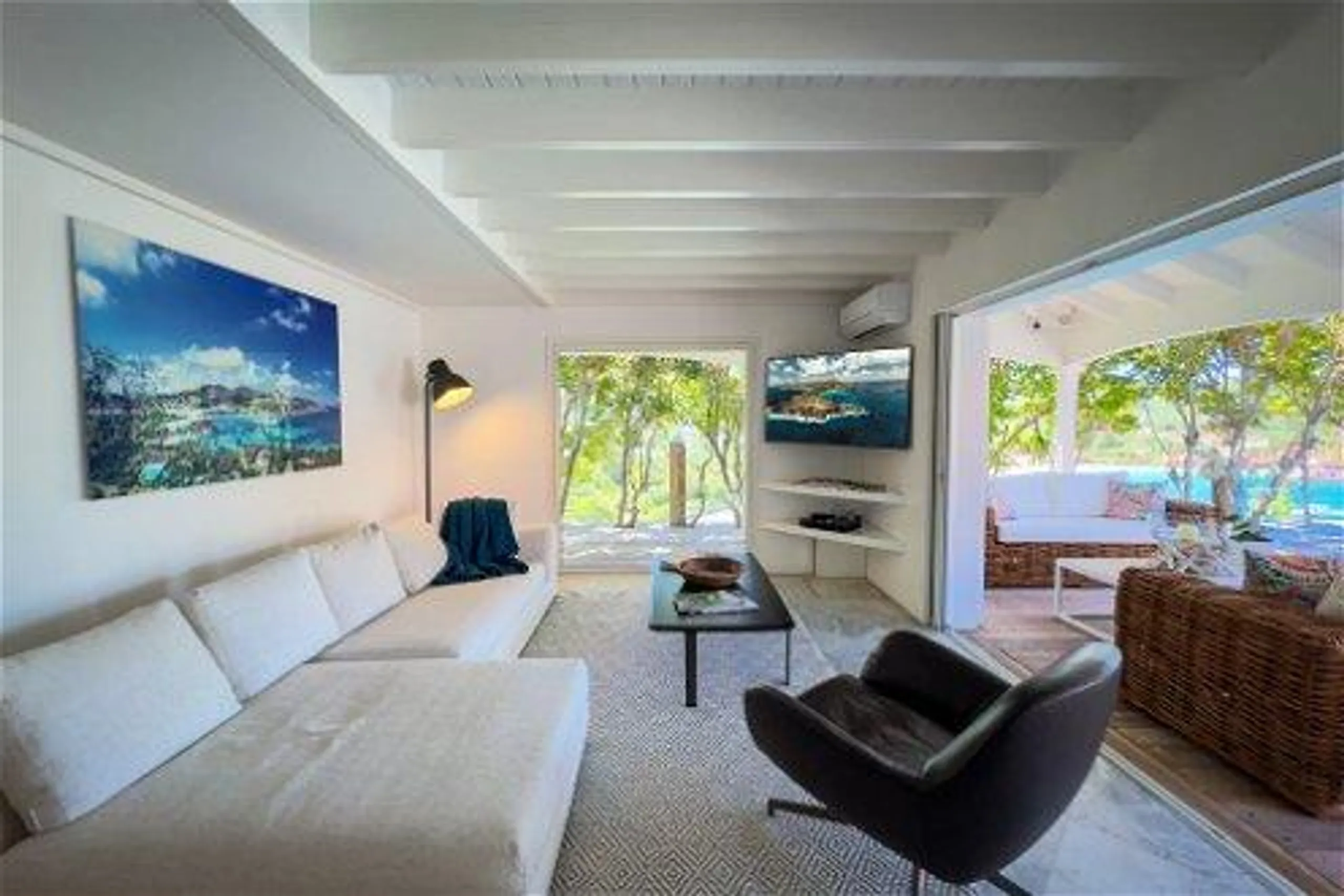Stunning Four-Bedroom Villa with Private Pool and Bay View — photograph 8