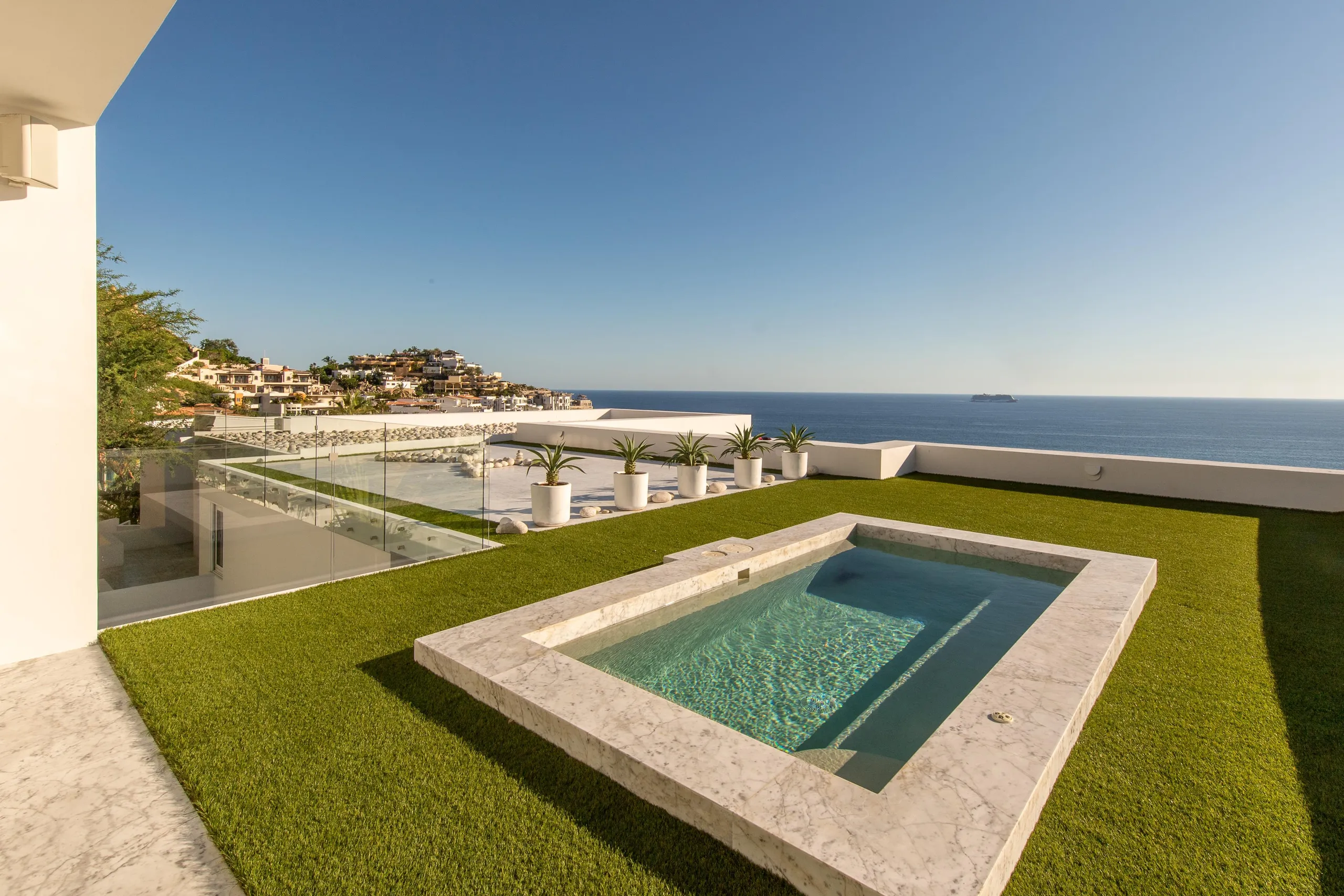 Stunning Modern Design Estate  & Gorgeous Ocean Views — photograph 9