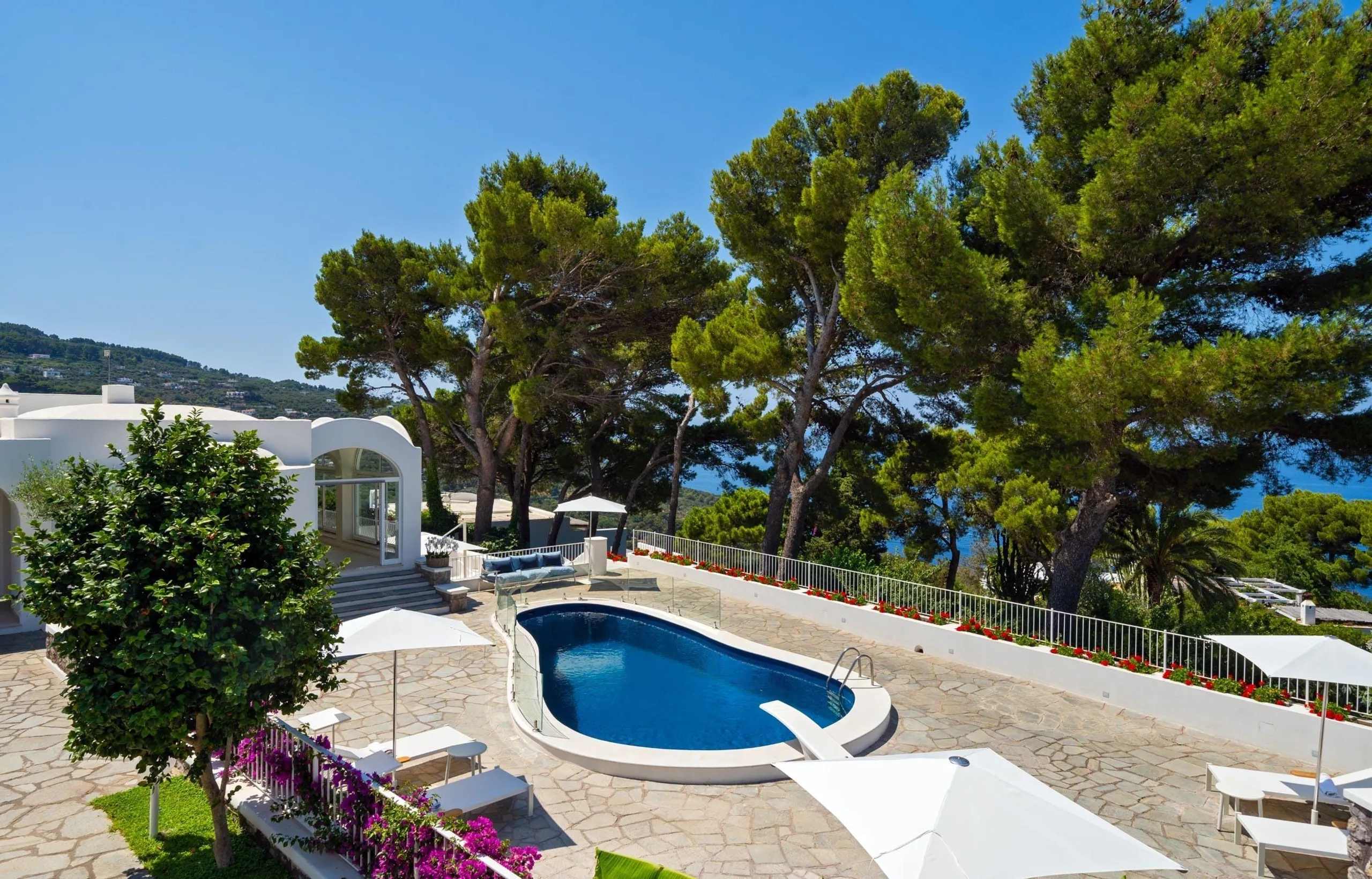 Stylish Seaview Villa with Private Pool and Garden Grounds — photograph 2