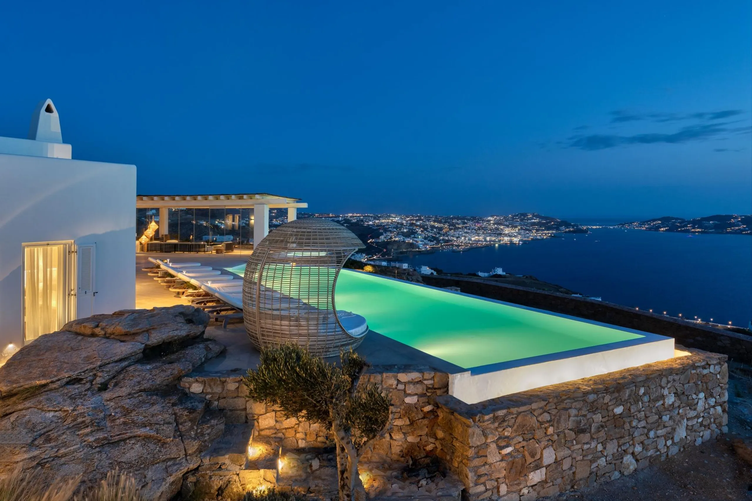 Rich Mykonos Villa with Crystalline Pool and Jacuzzi — photograph 10