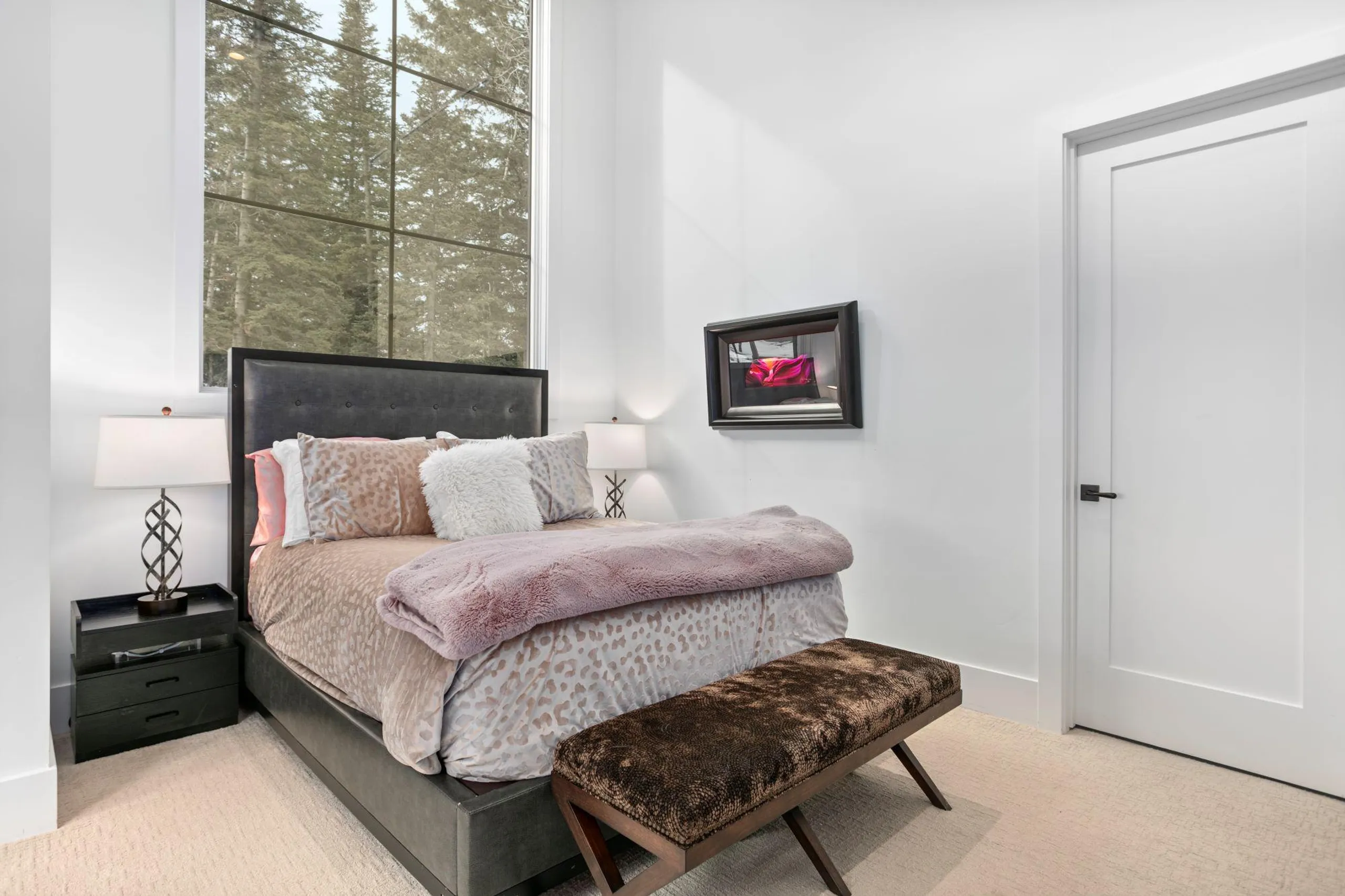 Stunning Luxury Ski Chalet with Jacuzzi and Fitness Room — photograph 12