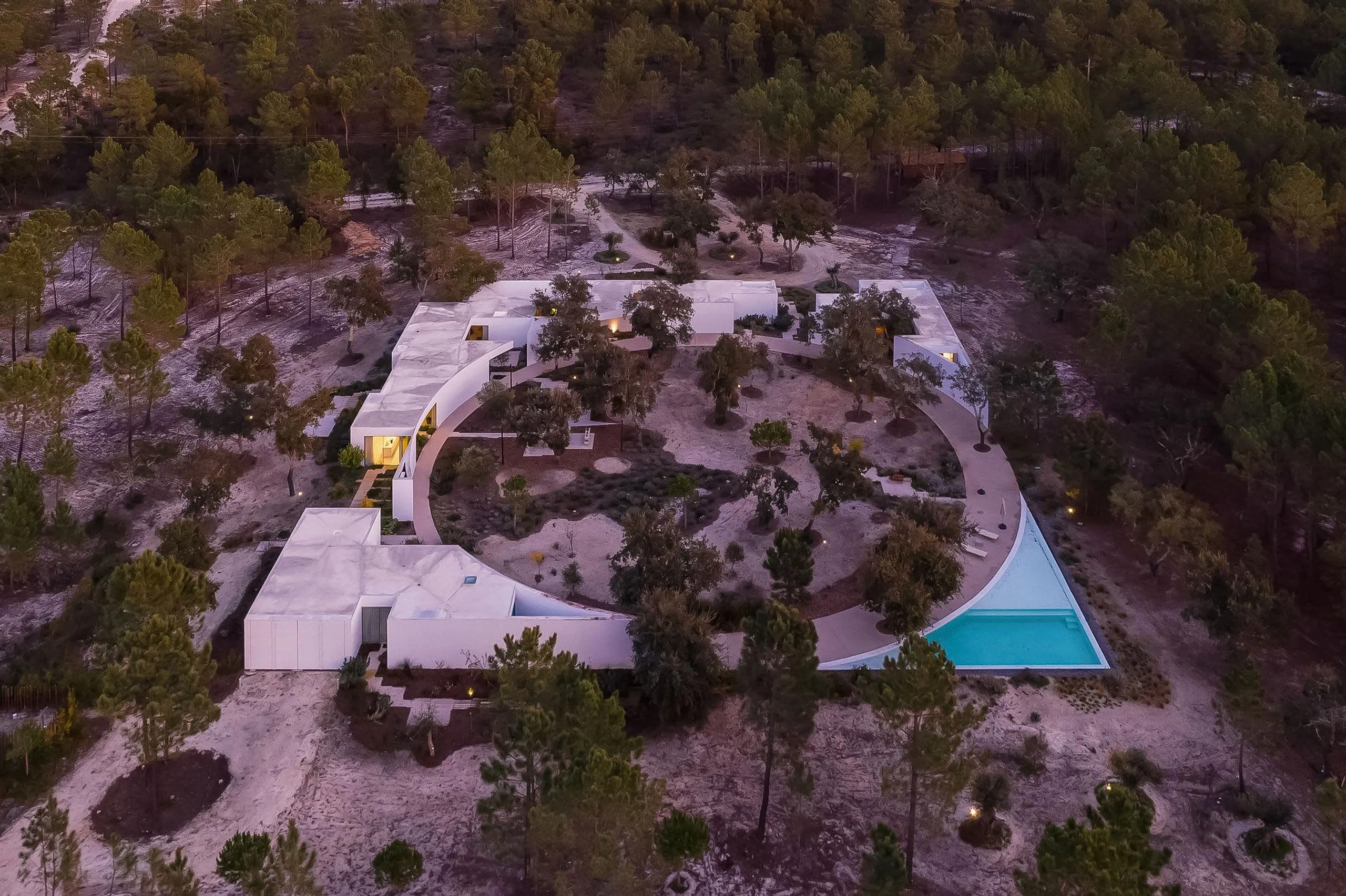 Tranquil Luxury Villa with Invigorating Pool — photograph 8