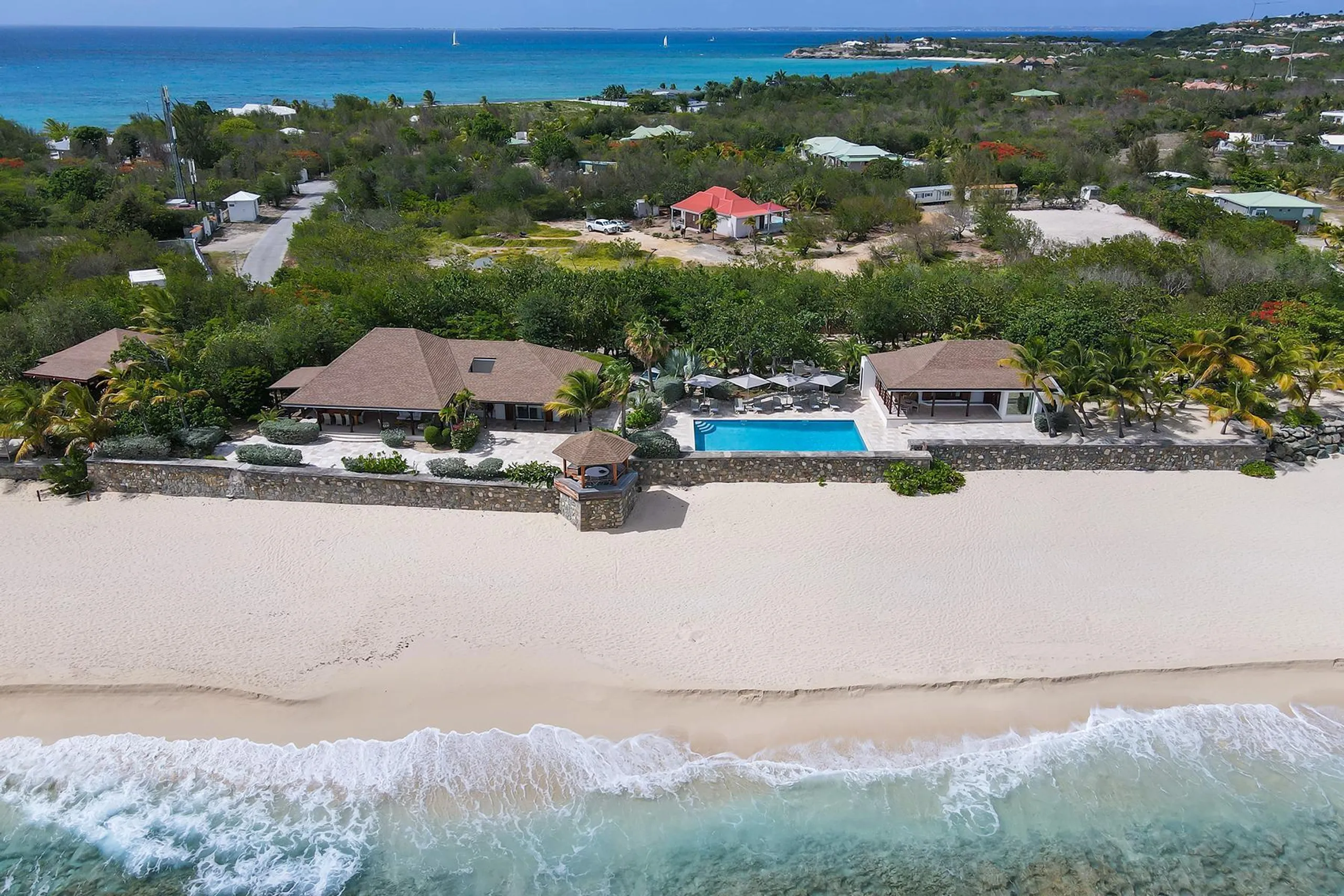 Beachfront Bliss: Luxury Villa Rental with Breathtaking Views and Serene Gardens — photograph 7