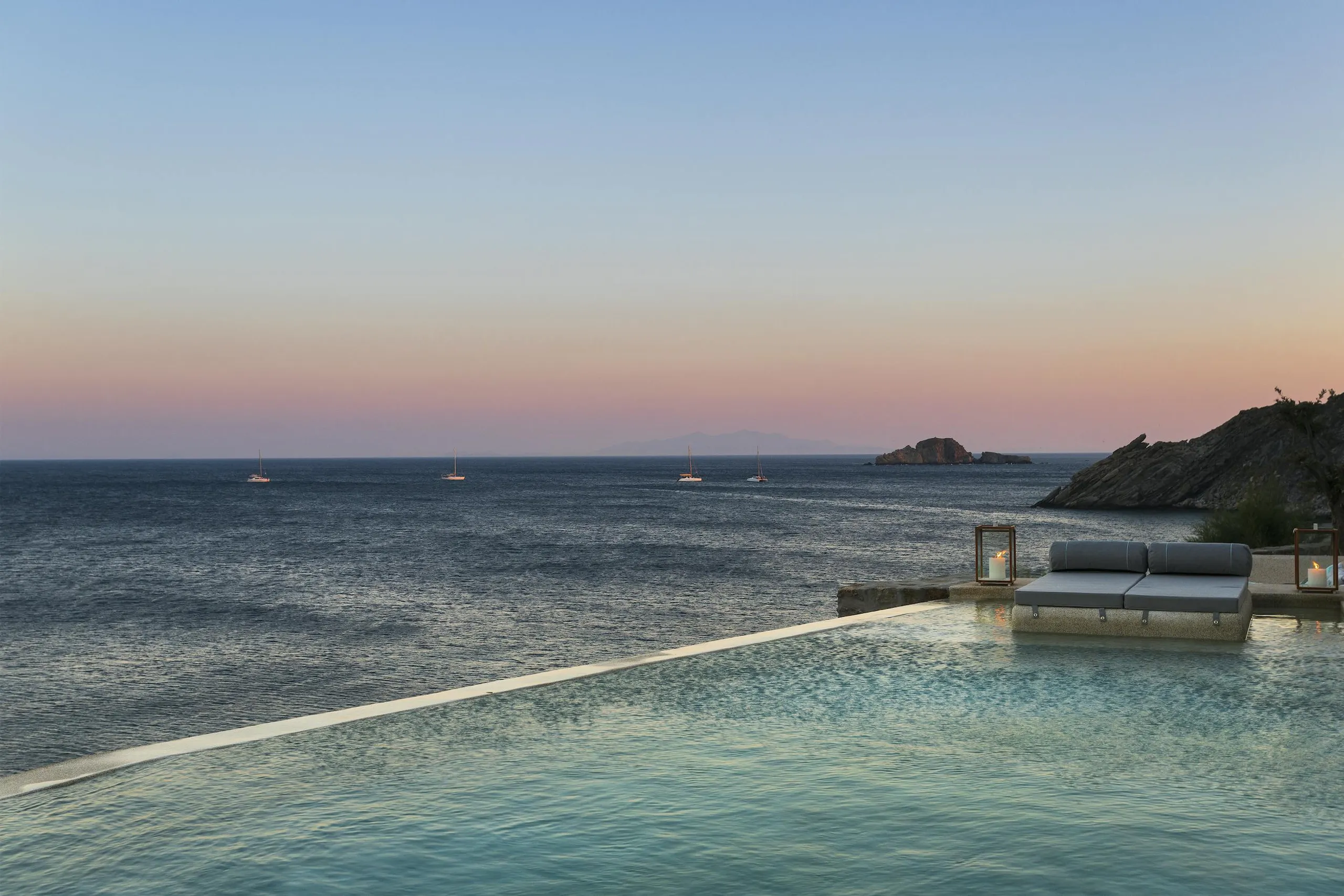 Glorious Mykonos Estate with Infinity Pool and Walks to Beach — photograph 2