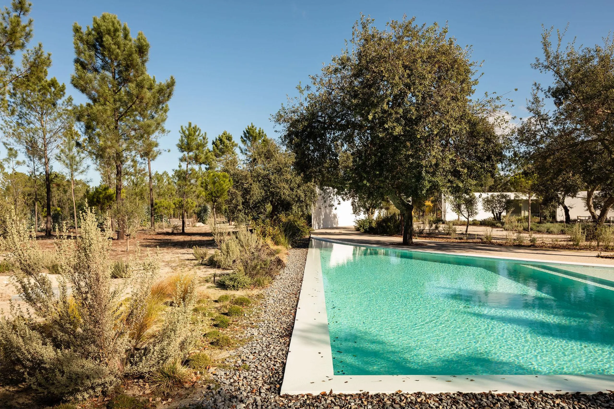 Tranquil Luxury Villa with Invigorating Pool — photograph 3