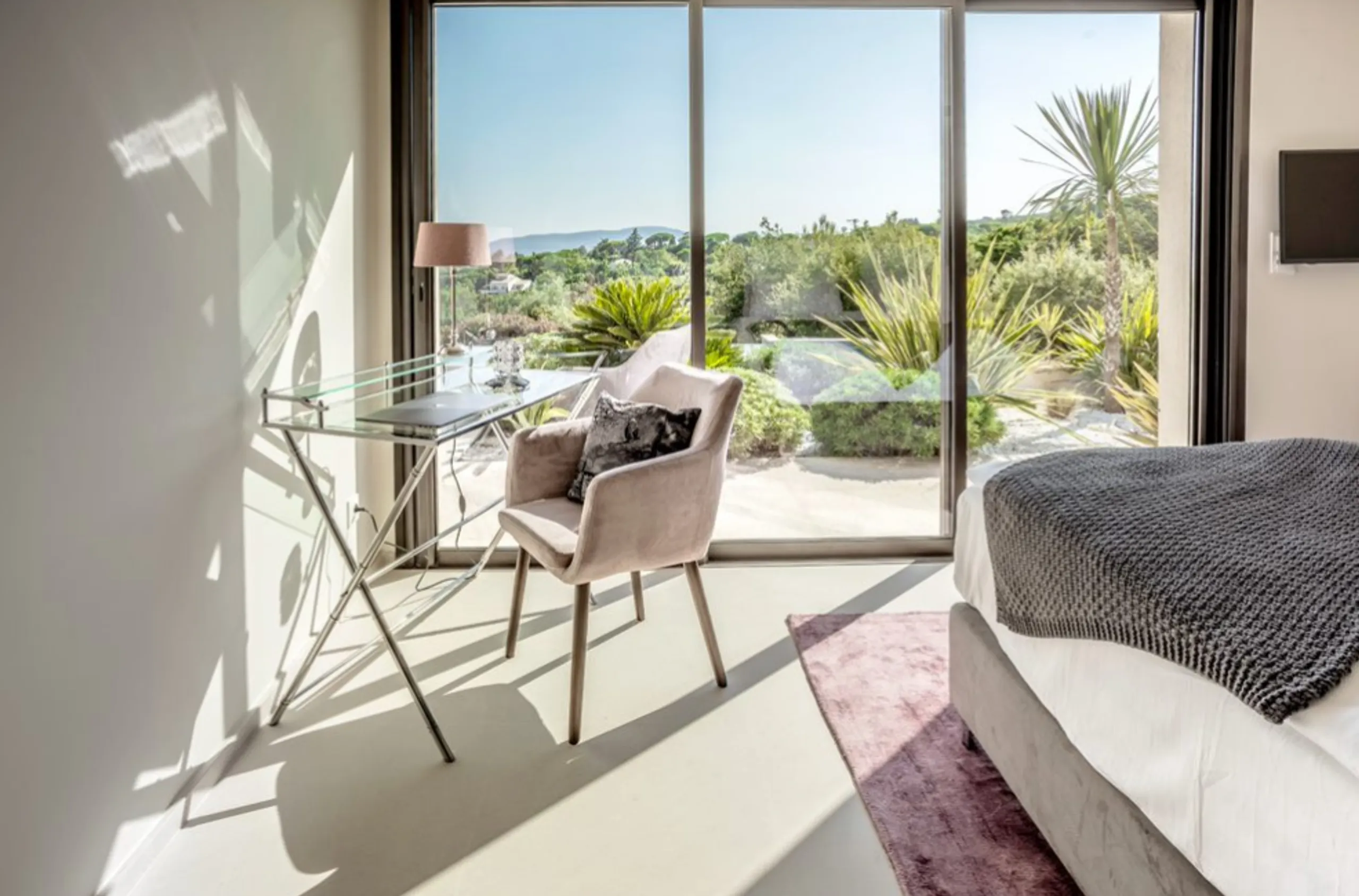 Discover Tranquility in a Mediterranean Haven Villa with Enchanting Serenity Pool — photograph 7