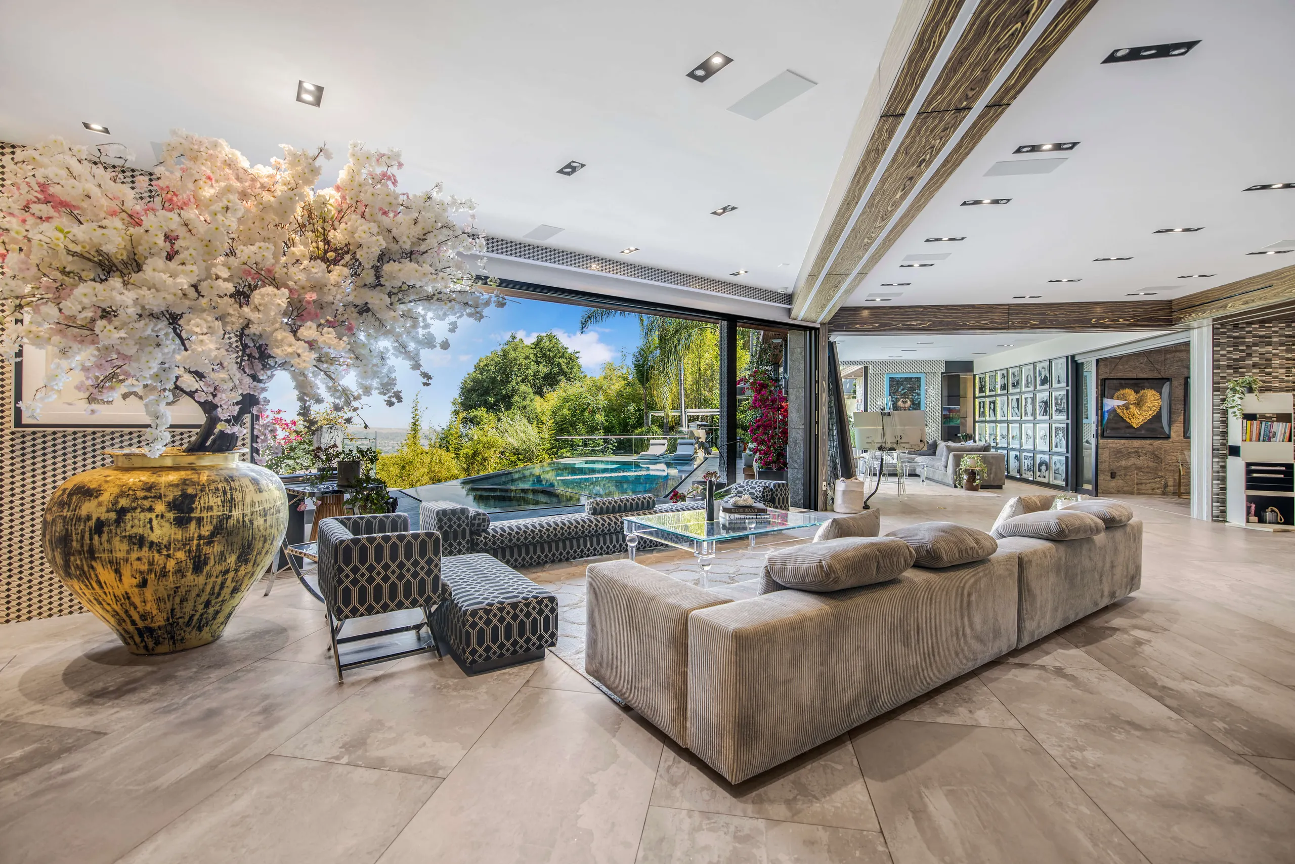 Exclusive Los Angeles Villa with Pool, Rooftop & Designer Touches — photograph 11