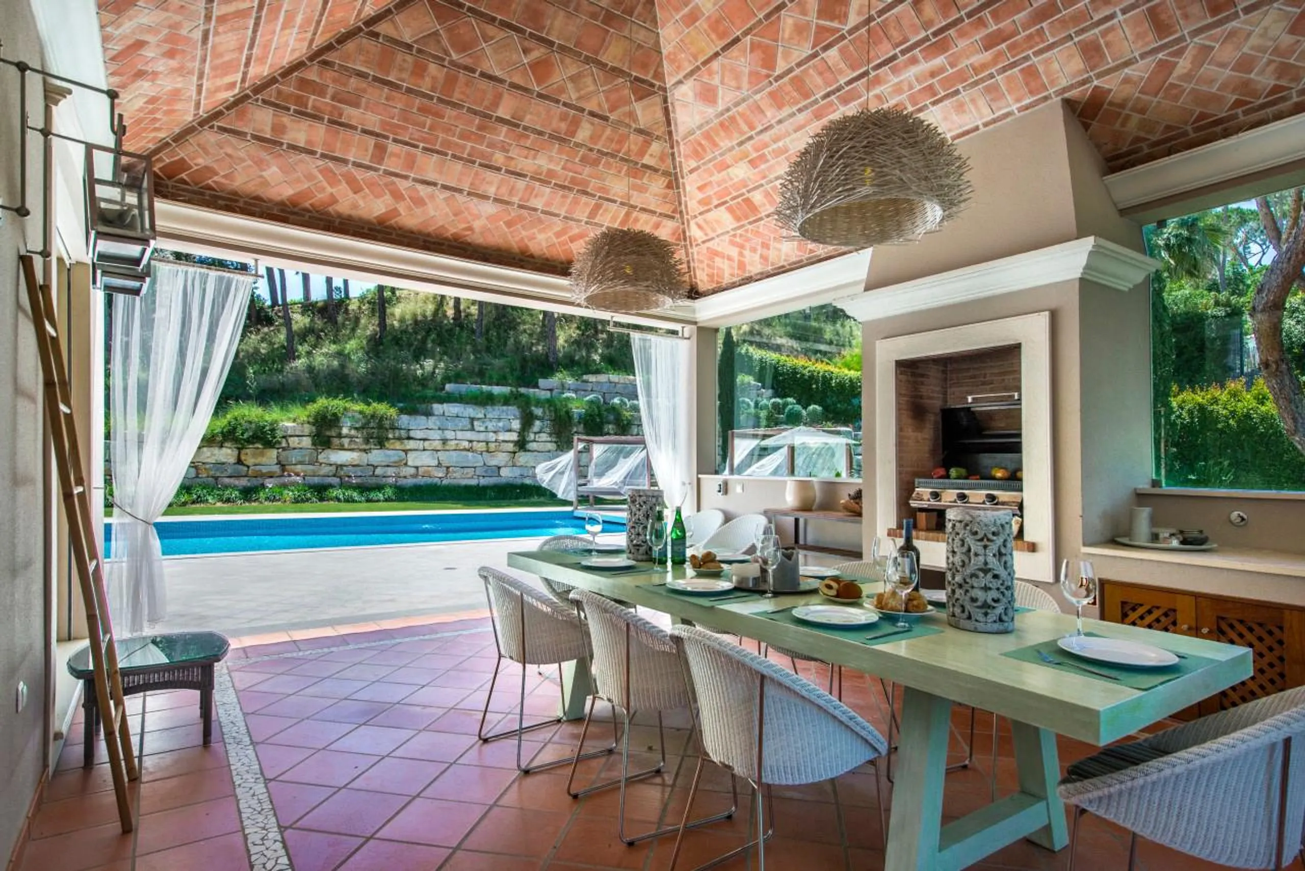 Opulent 5 Bedroom Villa with Private Pool and Landscaped Gardens — photograph 6