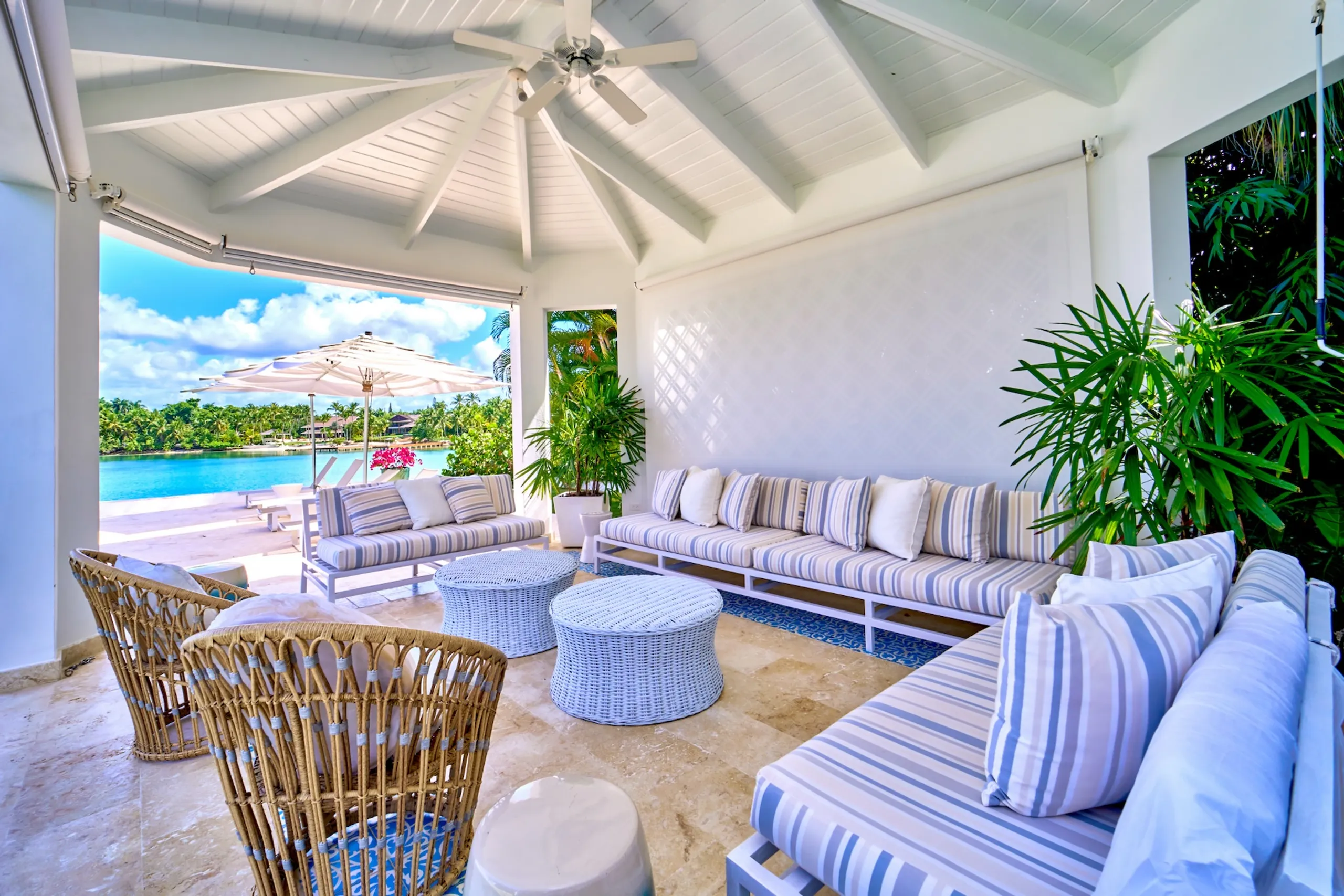 Elegant Classic Luxury Villa with Private Pool and Exceptional Water Views — photograph 11