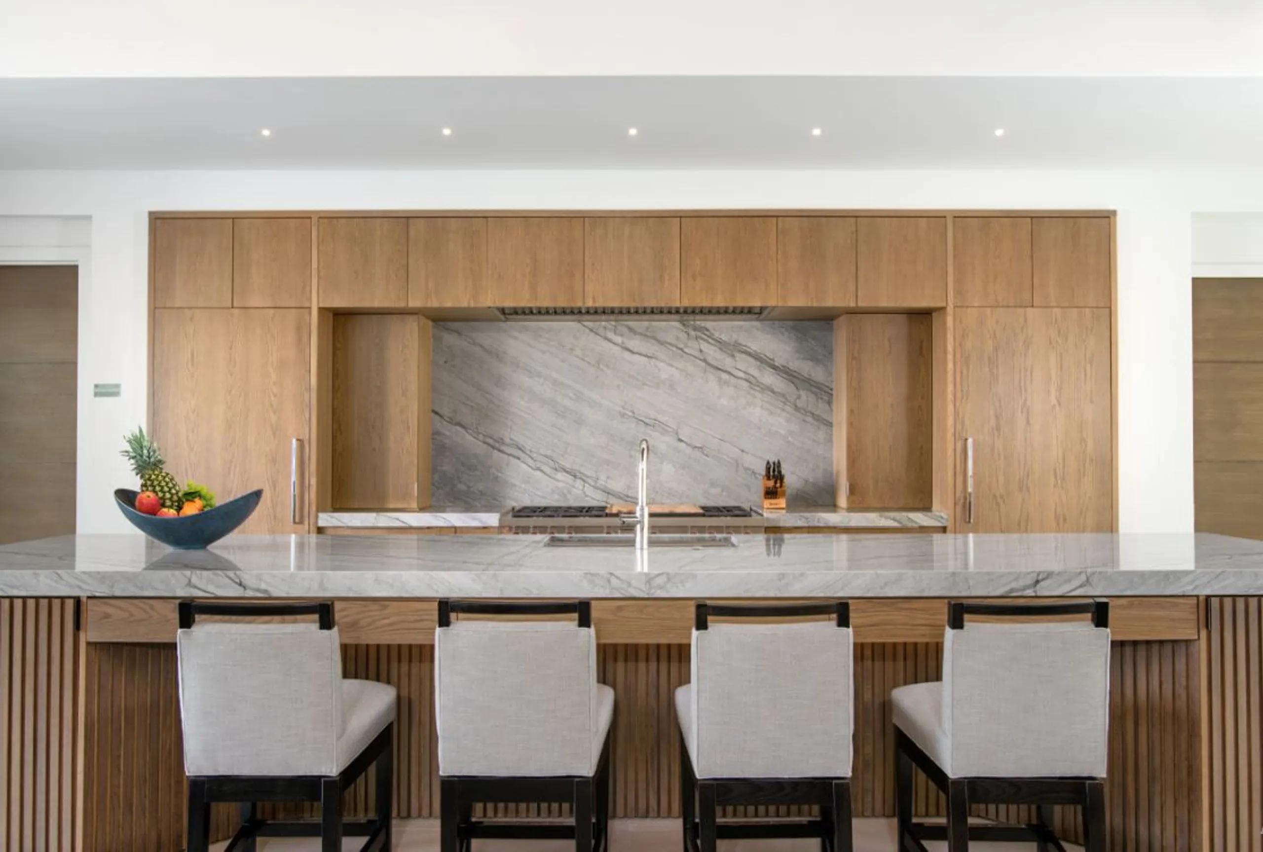 Elegant 7-Bedroom Villa with Infinity Pool, and Stunning Canal Views — photograph 10