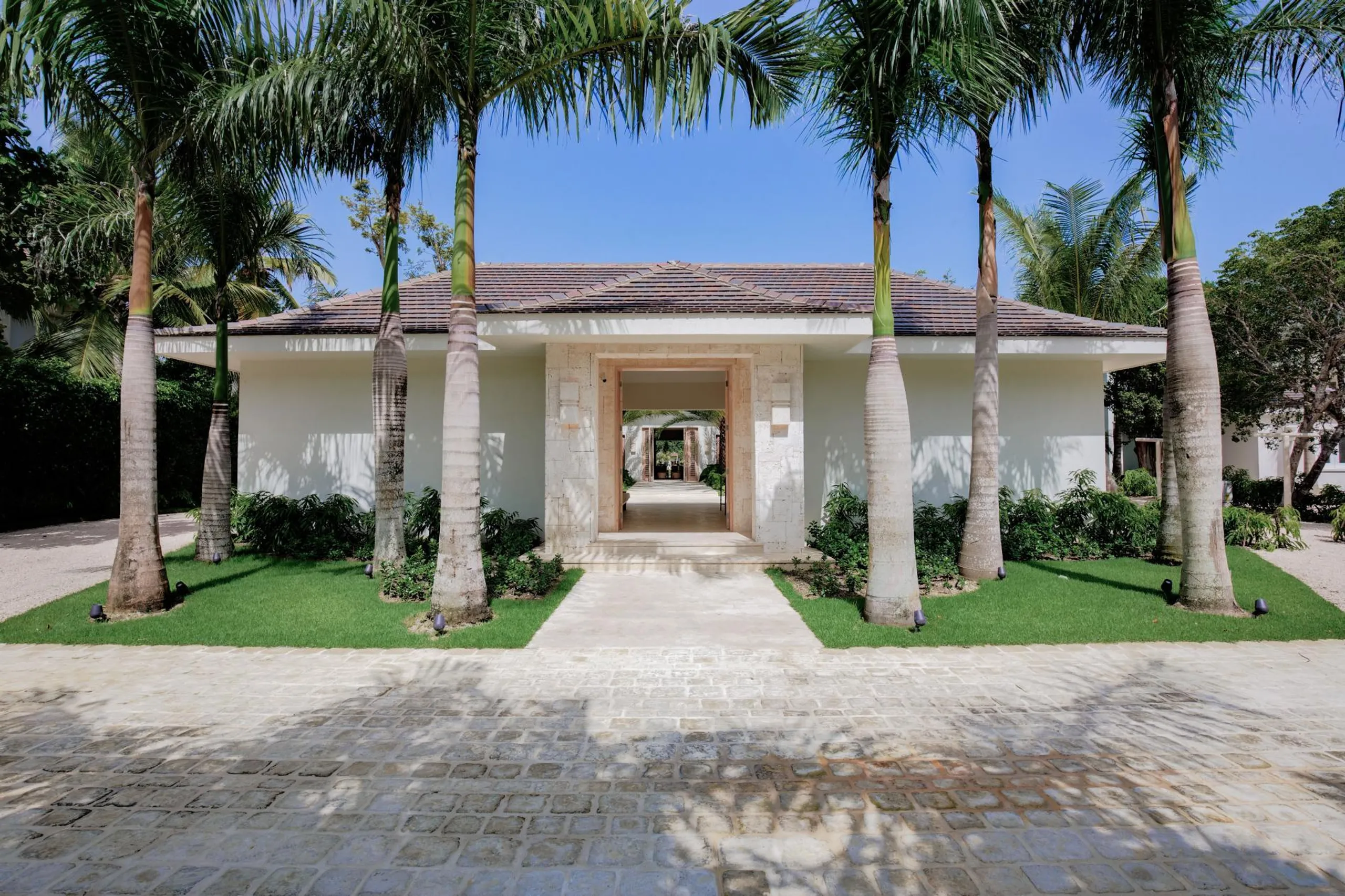 Tranquil Six Bedroom Villa with Private Pool, and Scenic Golf Course Surroundings — photograph 9