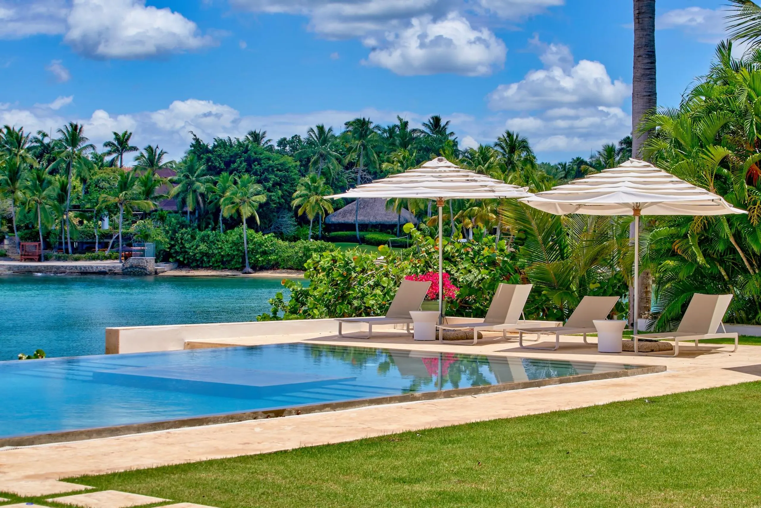 Elegant Serenity in Punta Minitas with Private Pool and Lovely Views — photograph 3