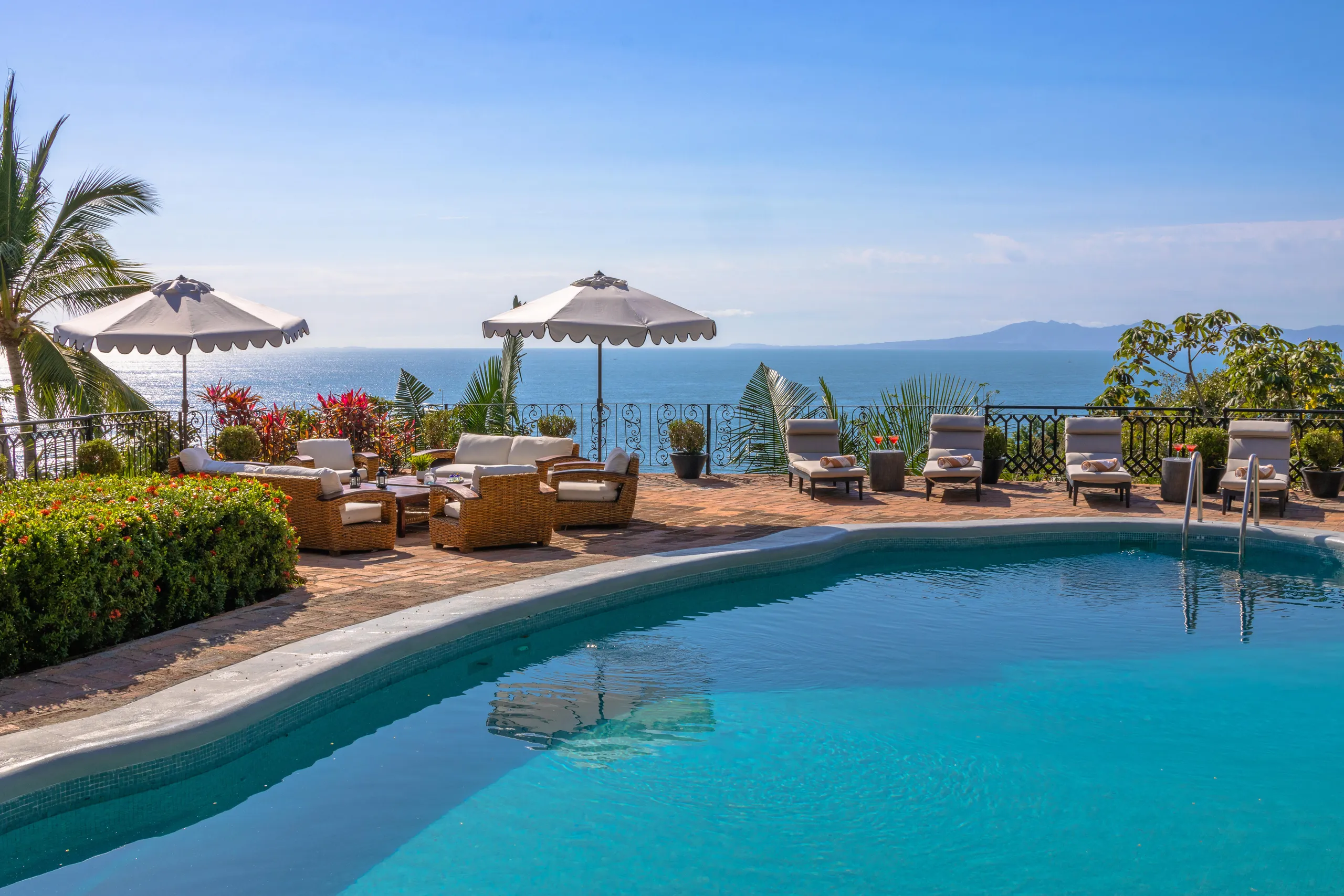 Mid-Century Modern Villa with Pool and Ocean Views — photograph 6