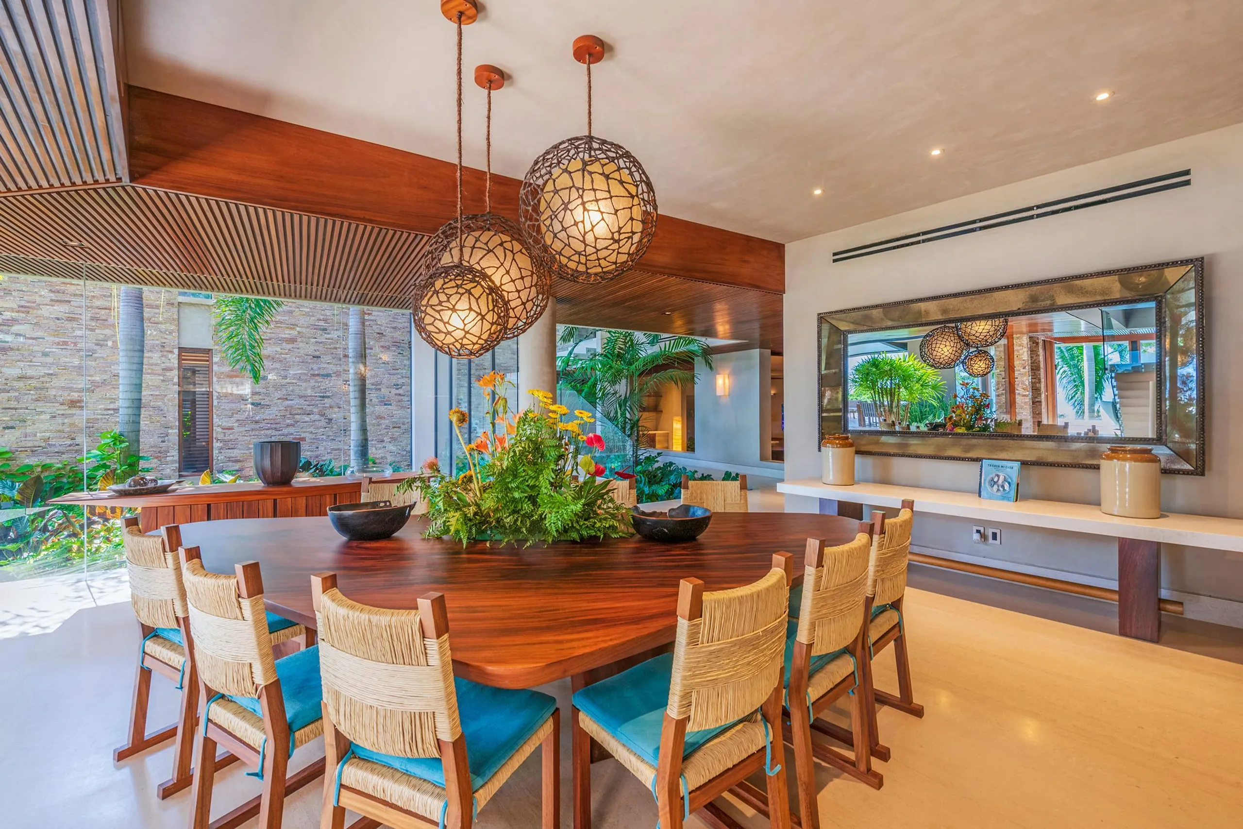 Lush Luxury Kupuri Estate with Infinity Pool and Ocean Views — photograph 12