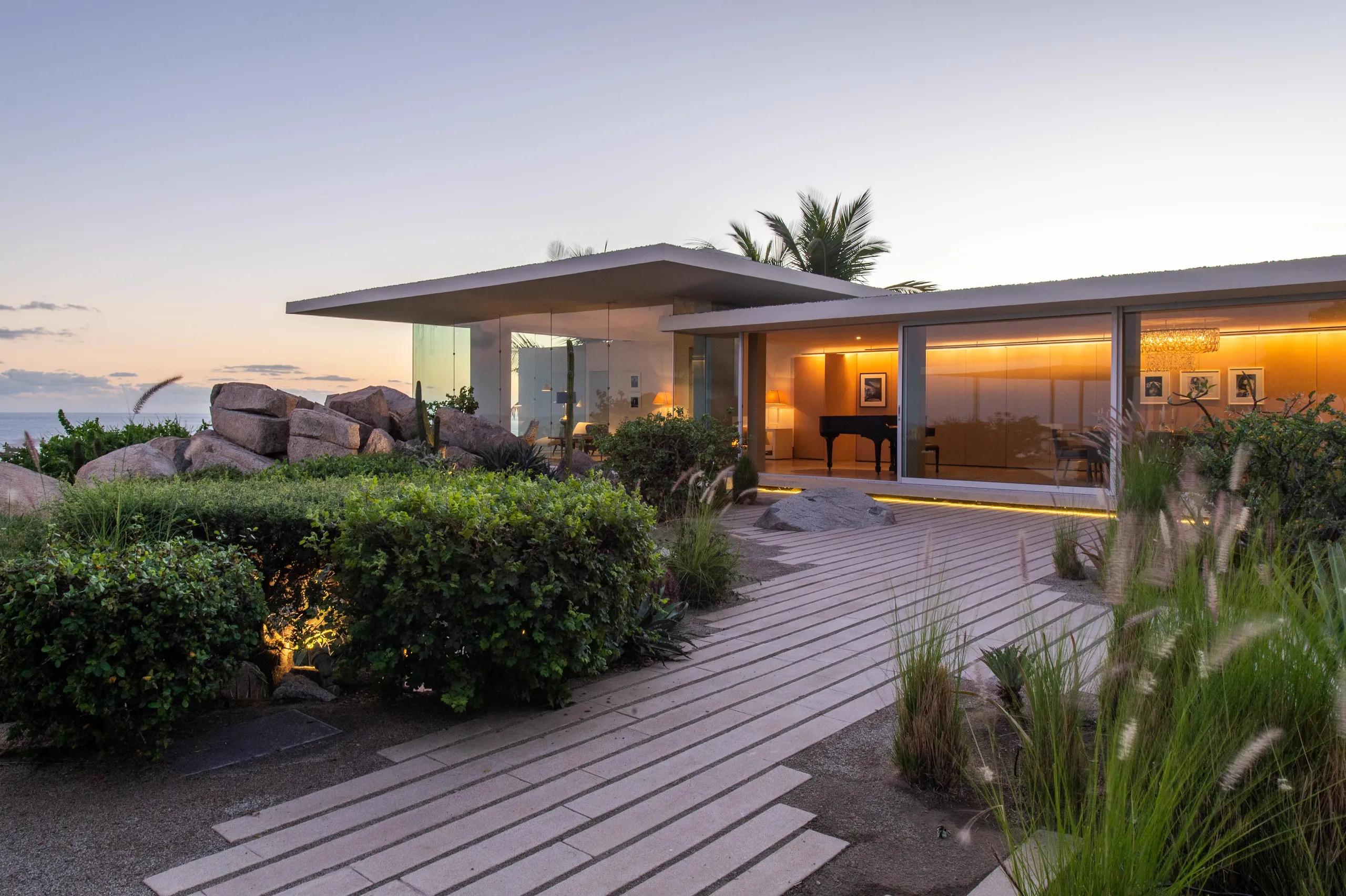 Architectural Masterpiece Estate featuring Private Pool and Ocean Views — photograph 3