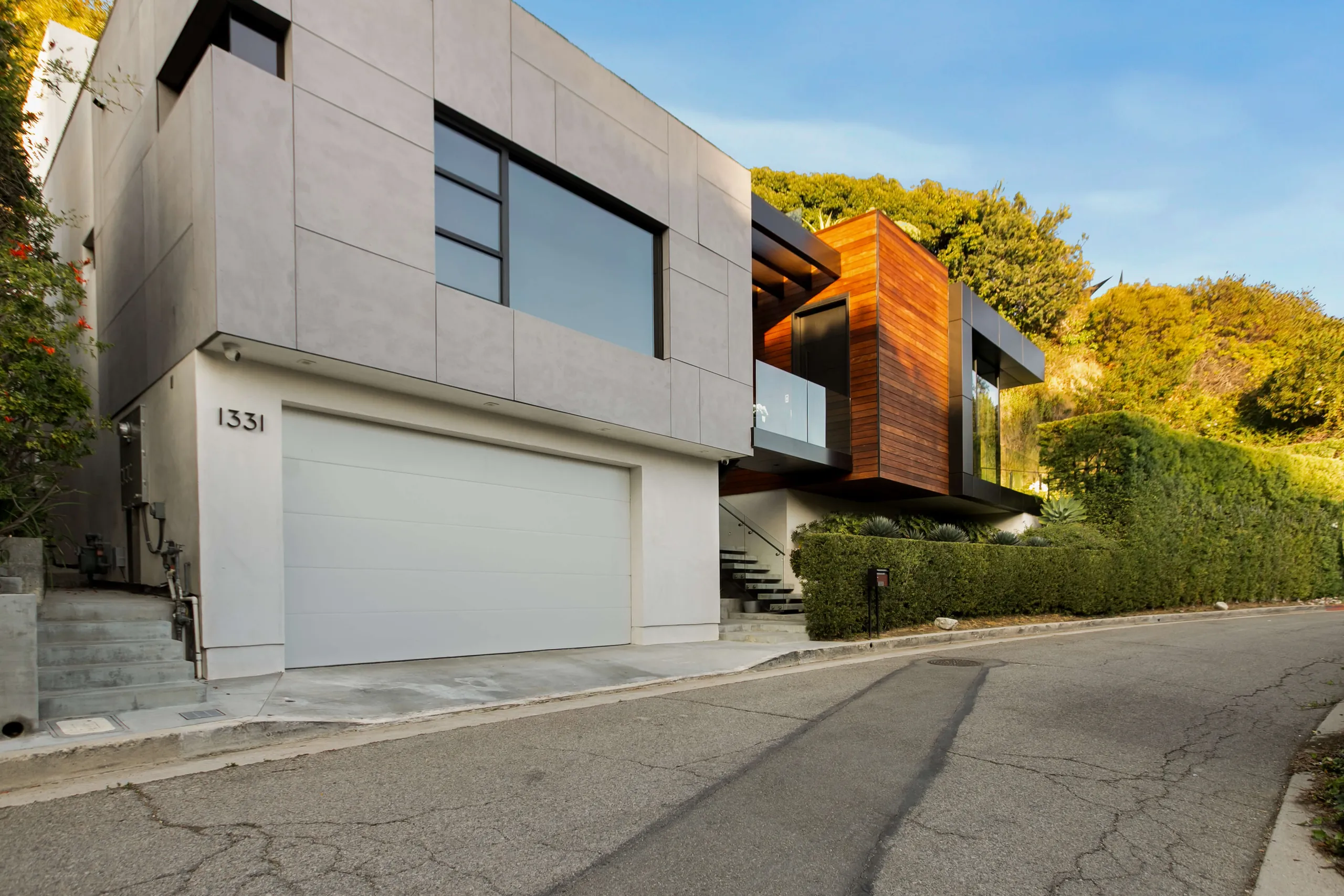 Refined Hollywood Hills Modern Villa with Artistic Details, Guest Suite & Sweeping Views — photograph 11