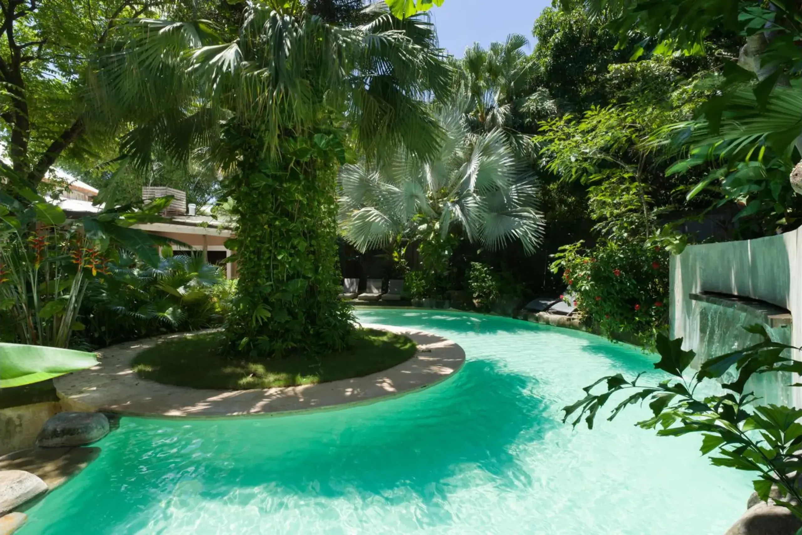 Bold Designer Villa in Tamarindo with Private Pool and Gardens — photograph 3