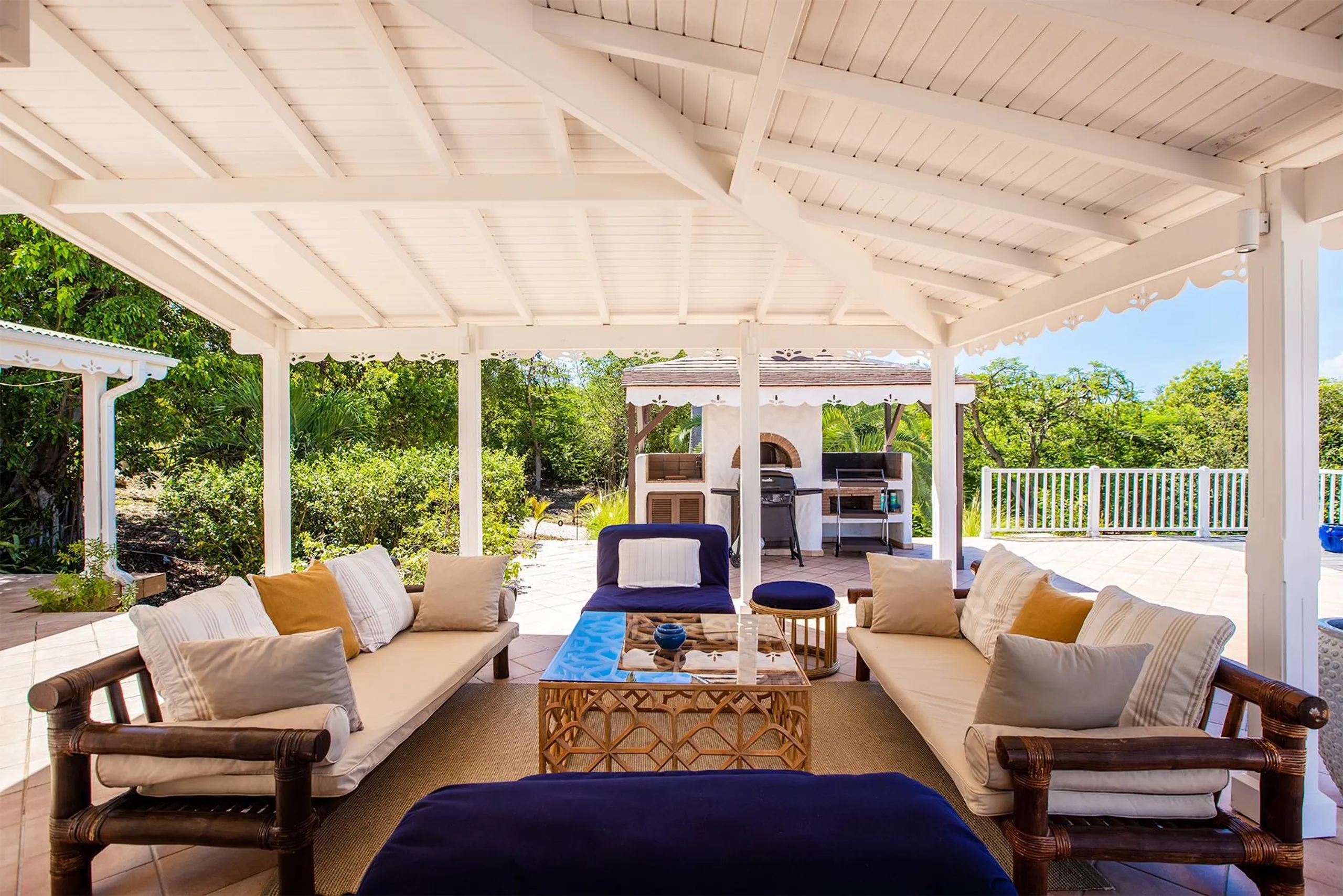 Classic Caribbean Luxury Villa with Infinity Edge Pool — photograph 8