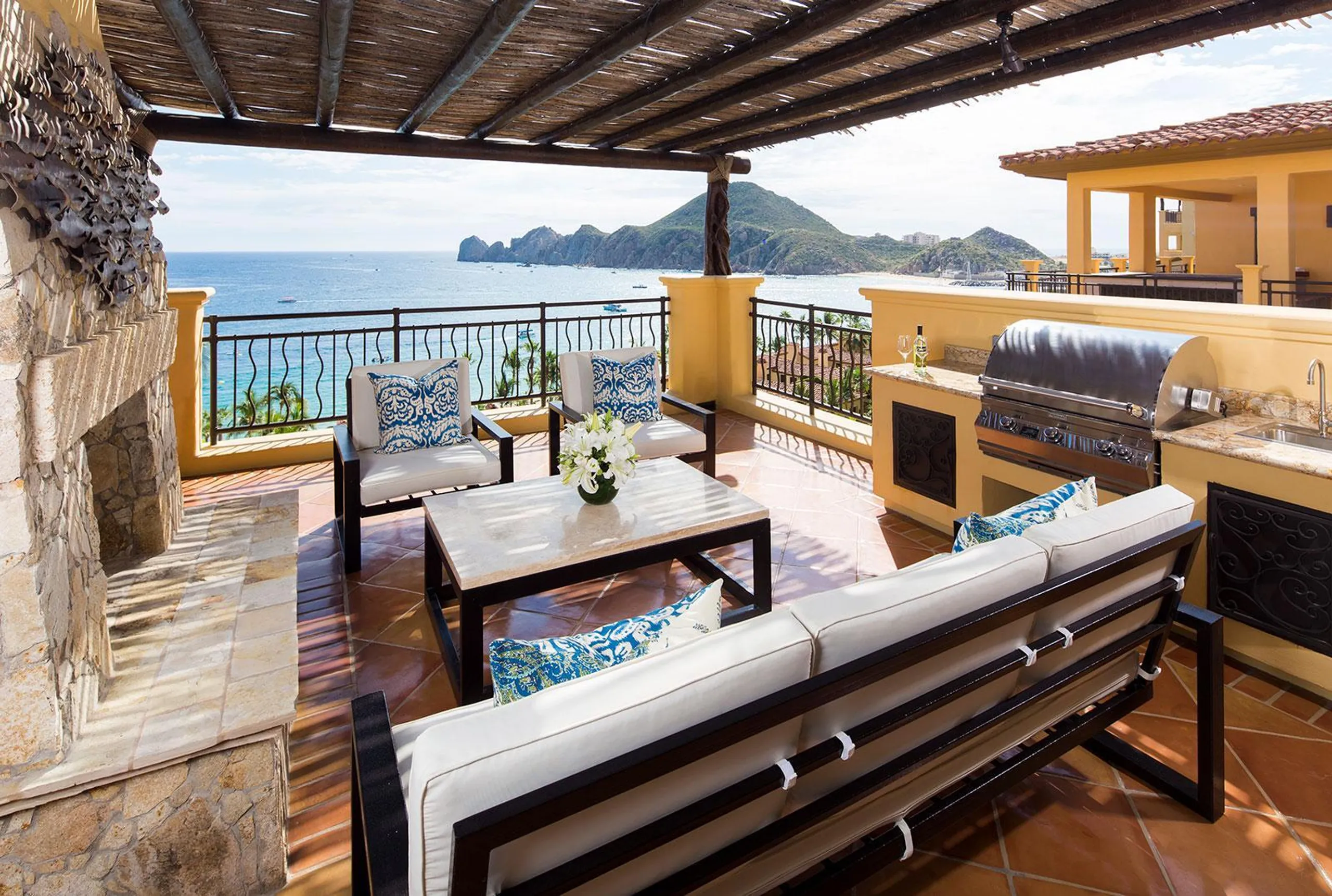 Exquisite Coastal Retreat with Views of Tranquility and Luxury — photograph 6