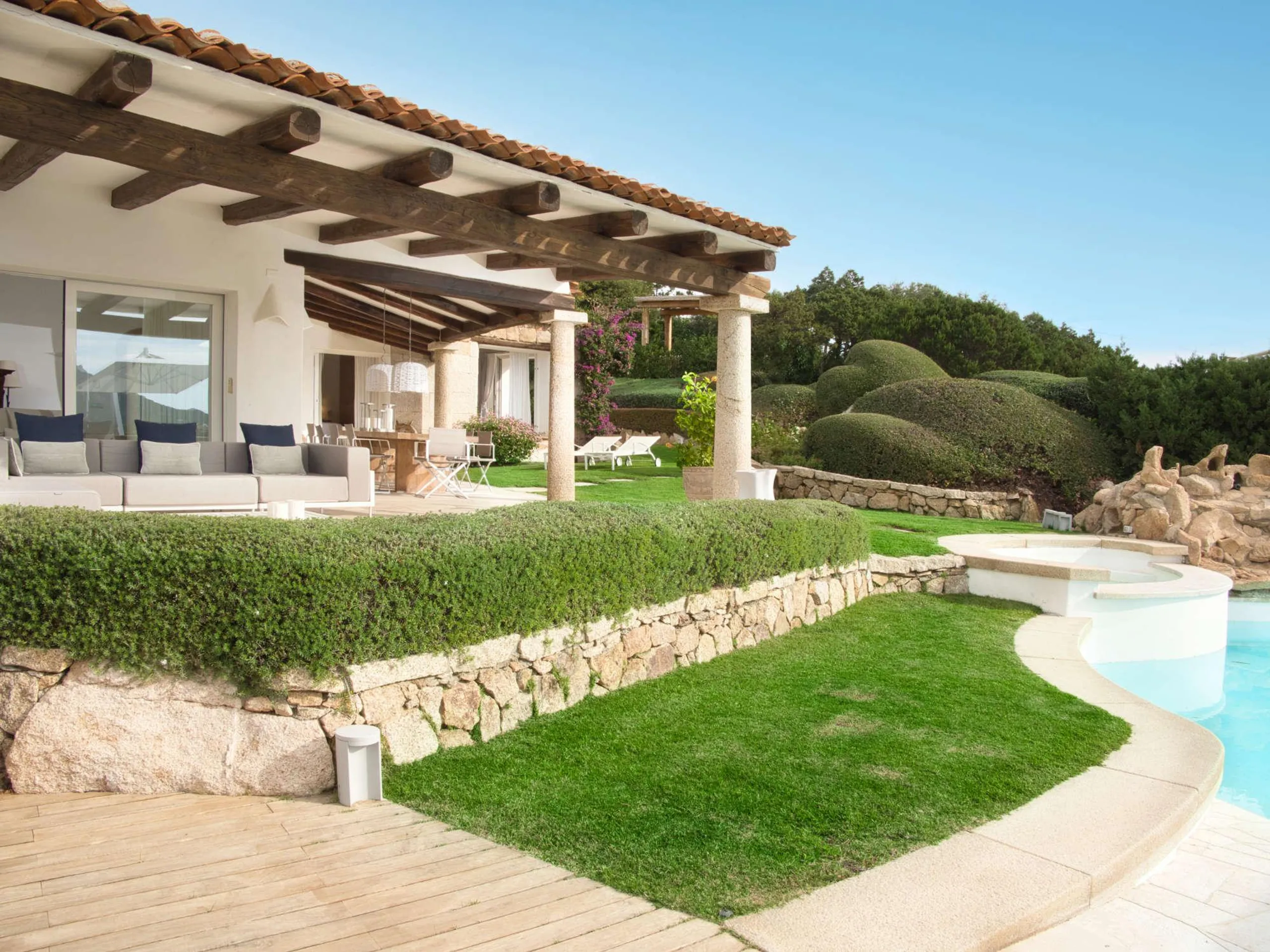 Unveiling tranquility in a Five-Bedroom Haven with Poolside Bliss. — photograph 12