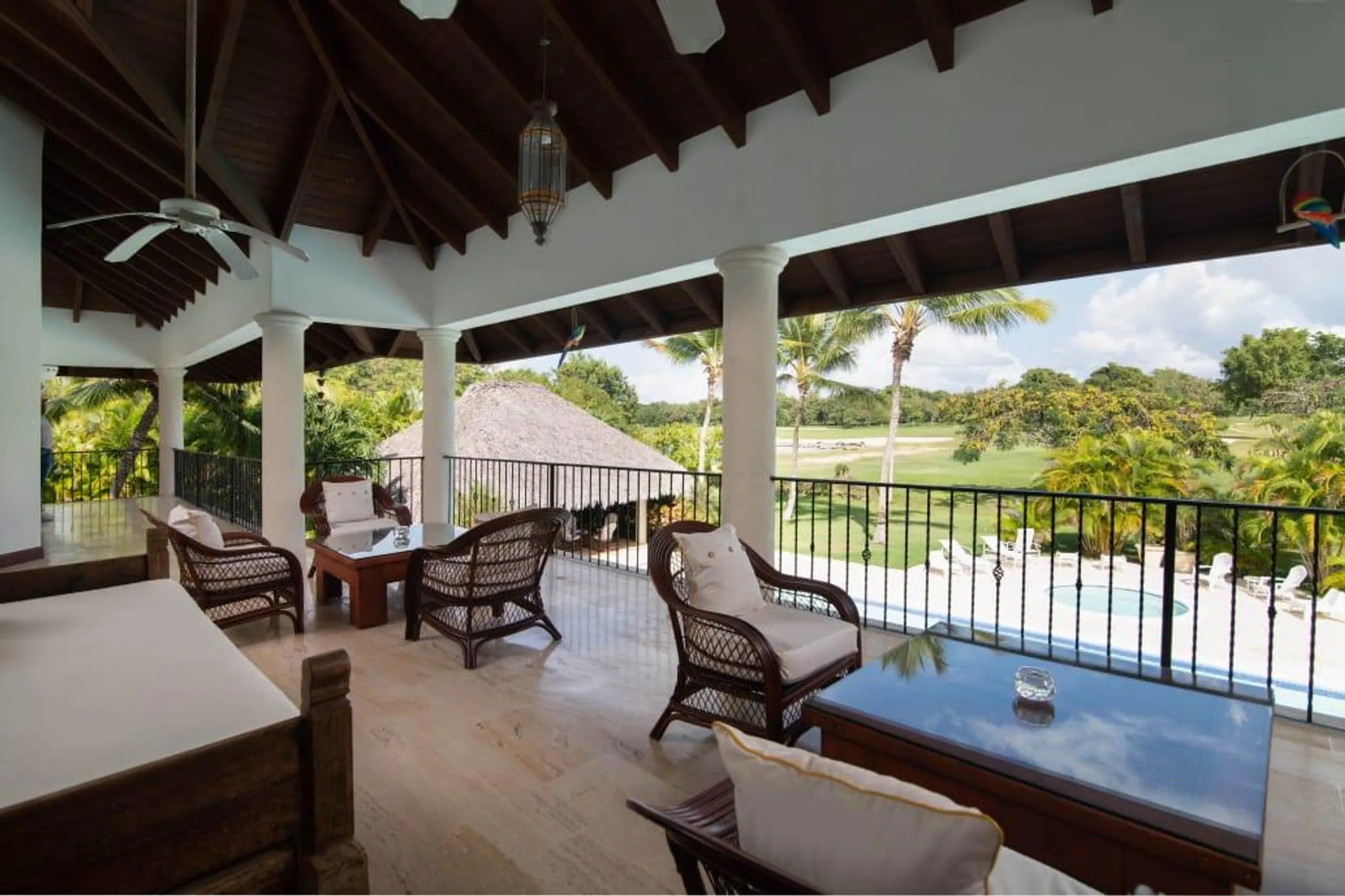 Stately and Lush Estate with Private Pool and Hot Tub — photograph 5
