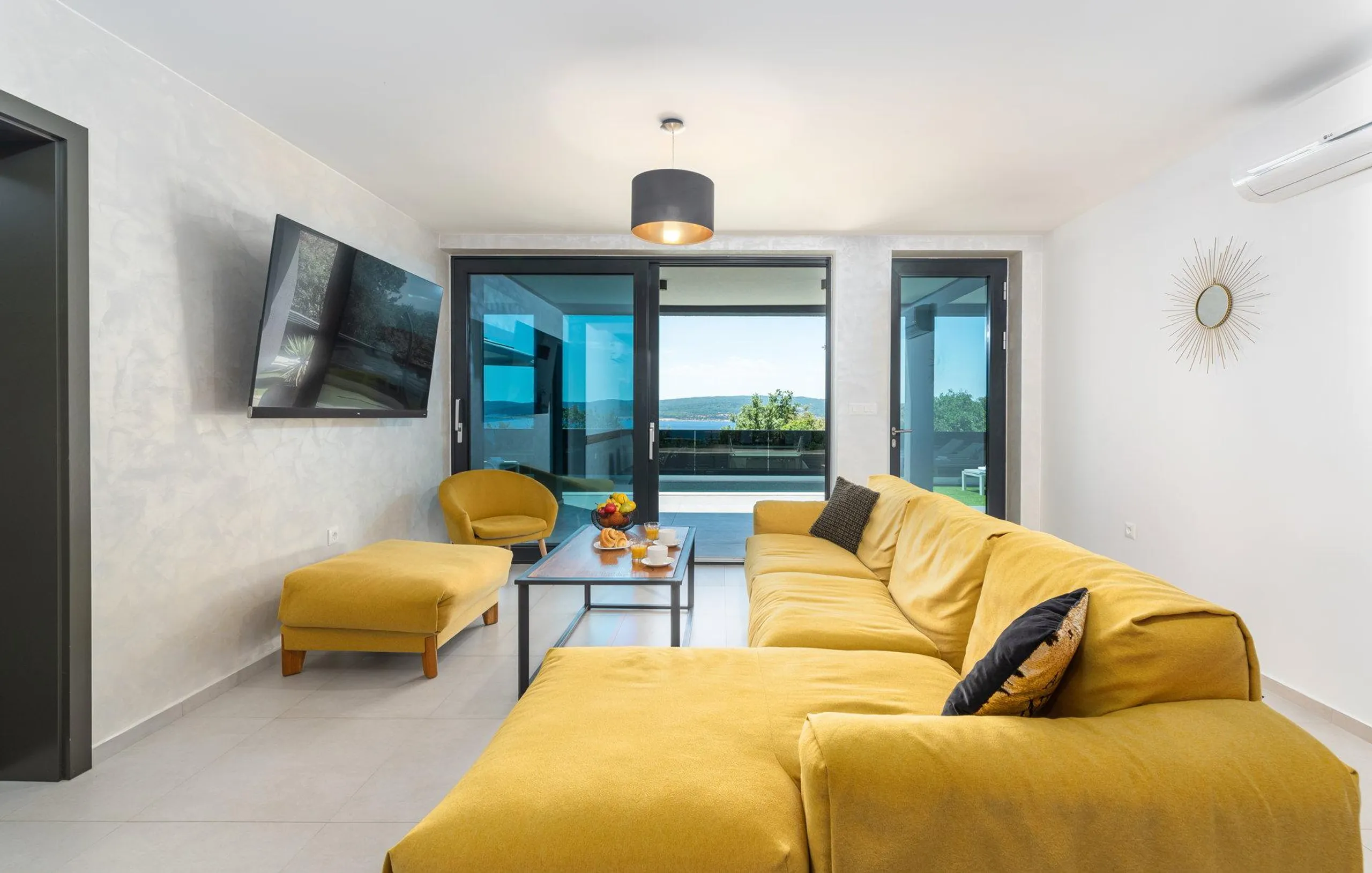 Sensational Villa with Heated Pool and  Enchanting Sea — photograph 9