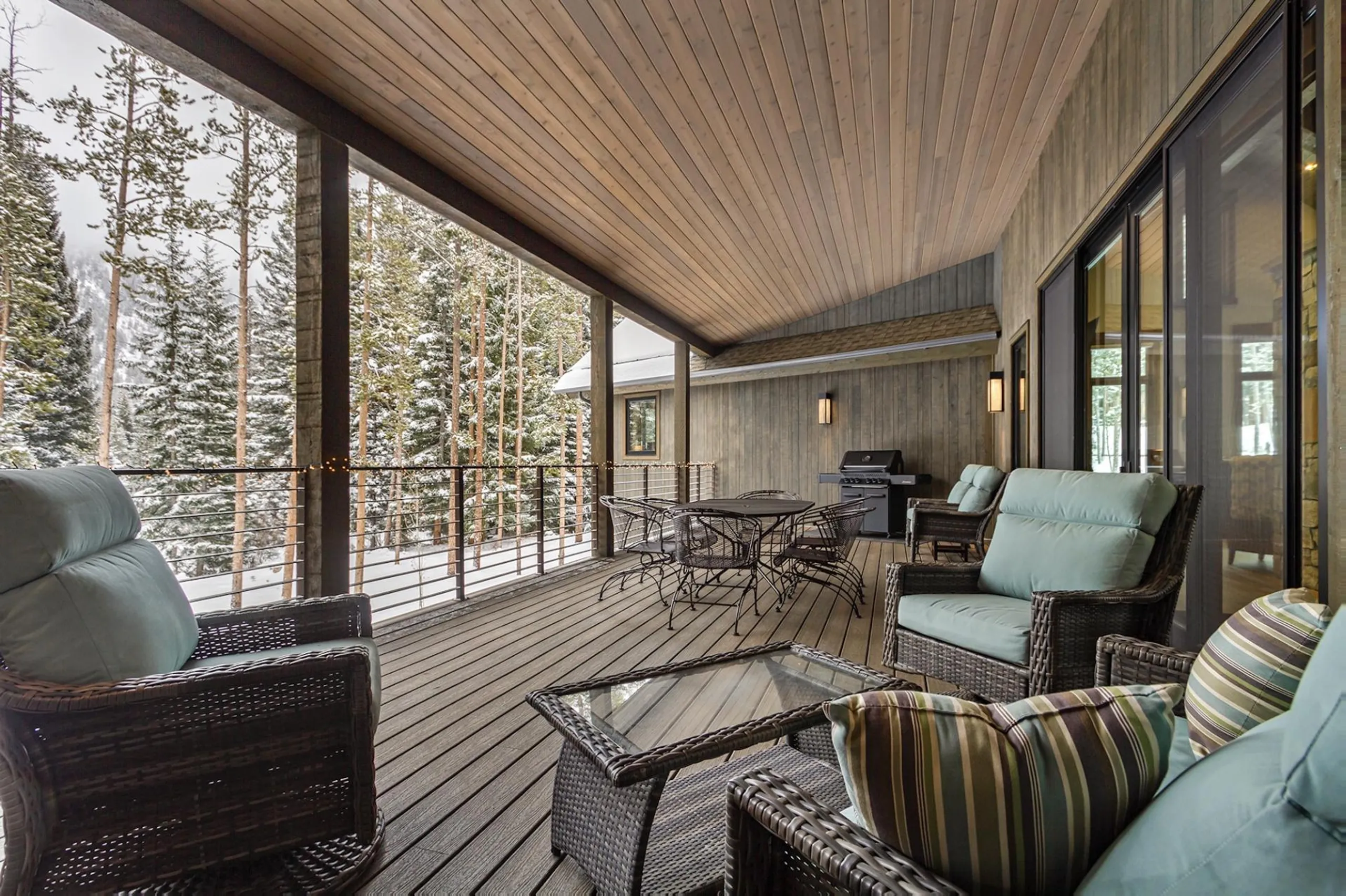 Ultimate Ski-Inspired Villa with Hot Tub, Mountain Views, and Near Ski Slopes — photograph 5