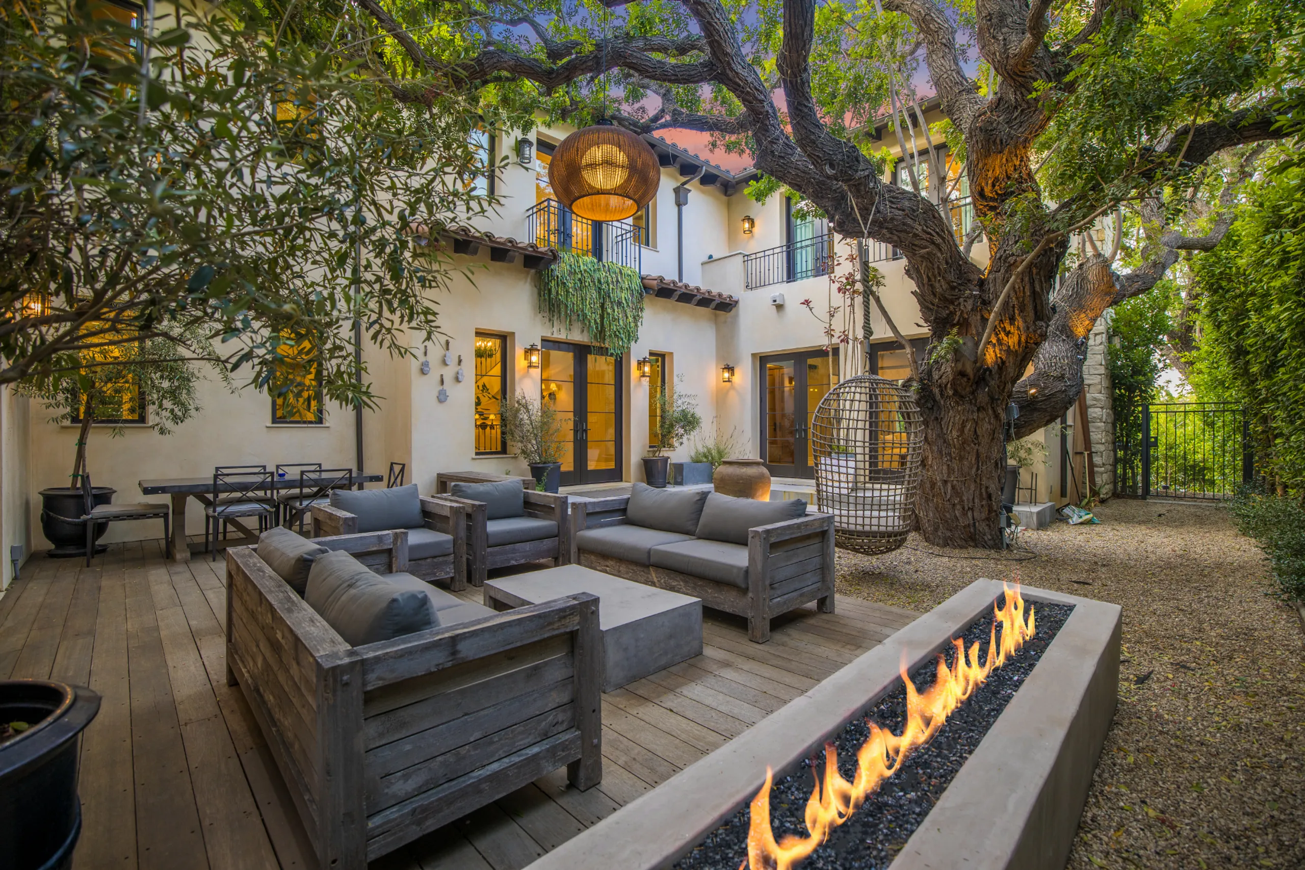 Beautiful Beverly Hills Mansion with Private Pool — photograph 3