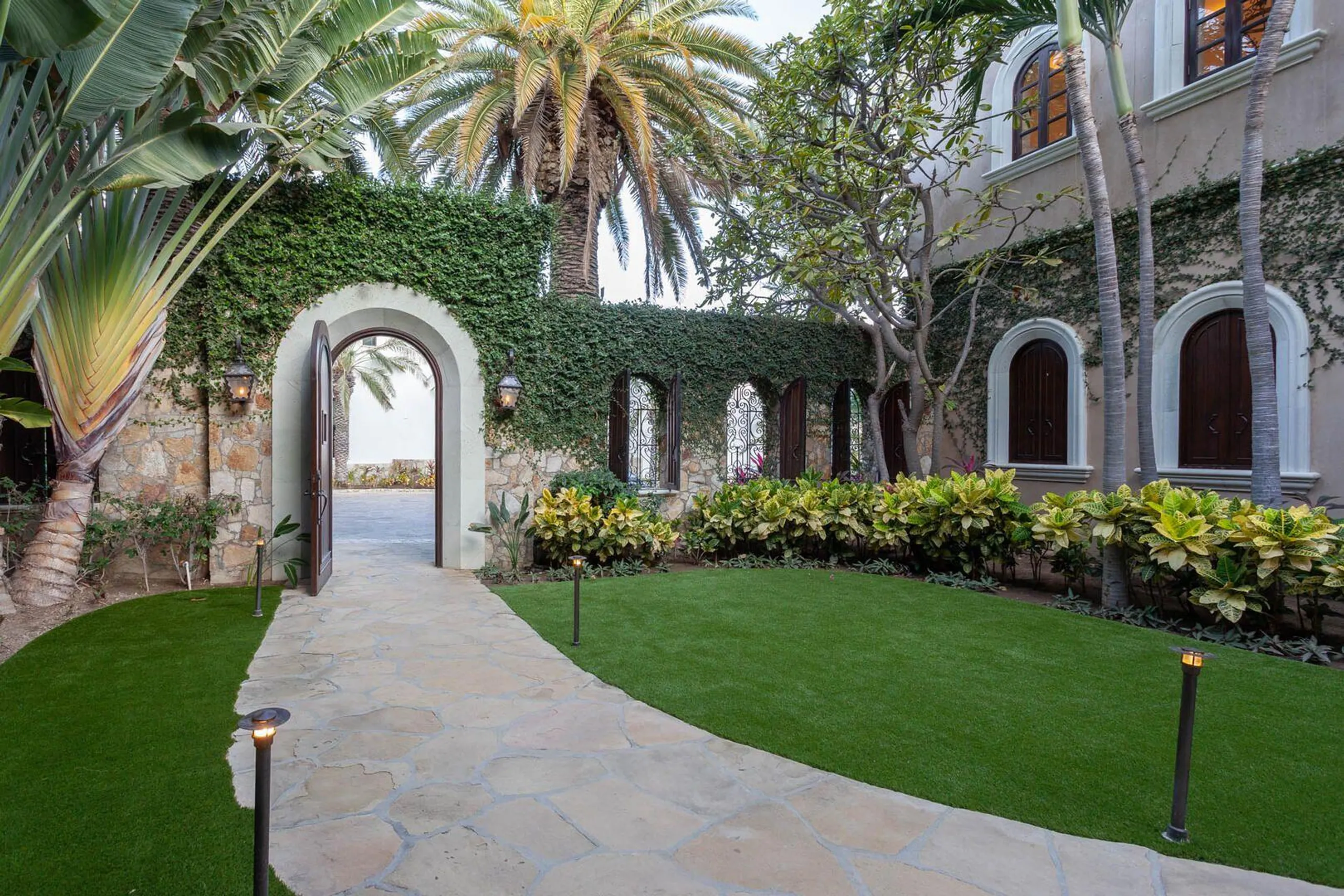 Palmilla Grand Estate with Infinity Pool and Breathtaking Ocean Views — photograph 2