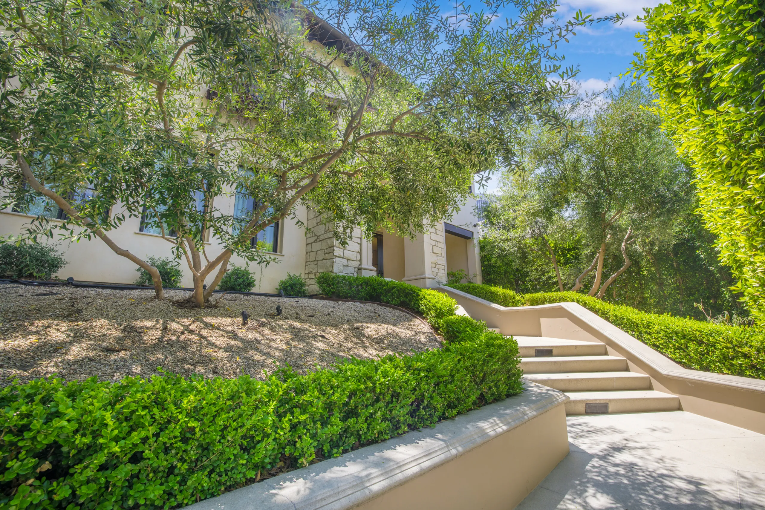 Beautiful Beverly Hills Mansion with Private Pool — photograph 7