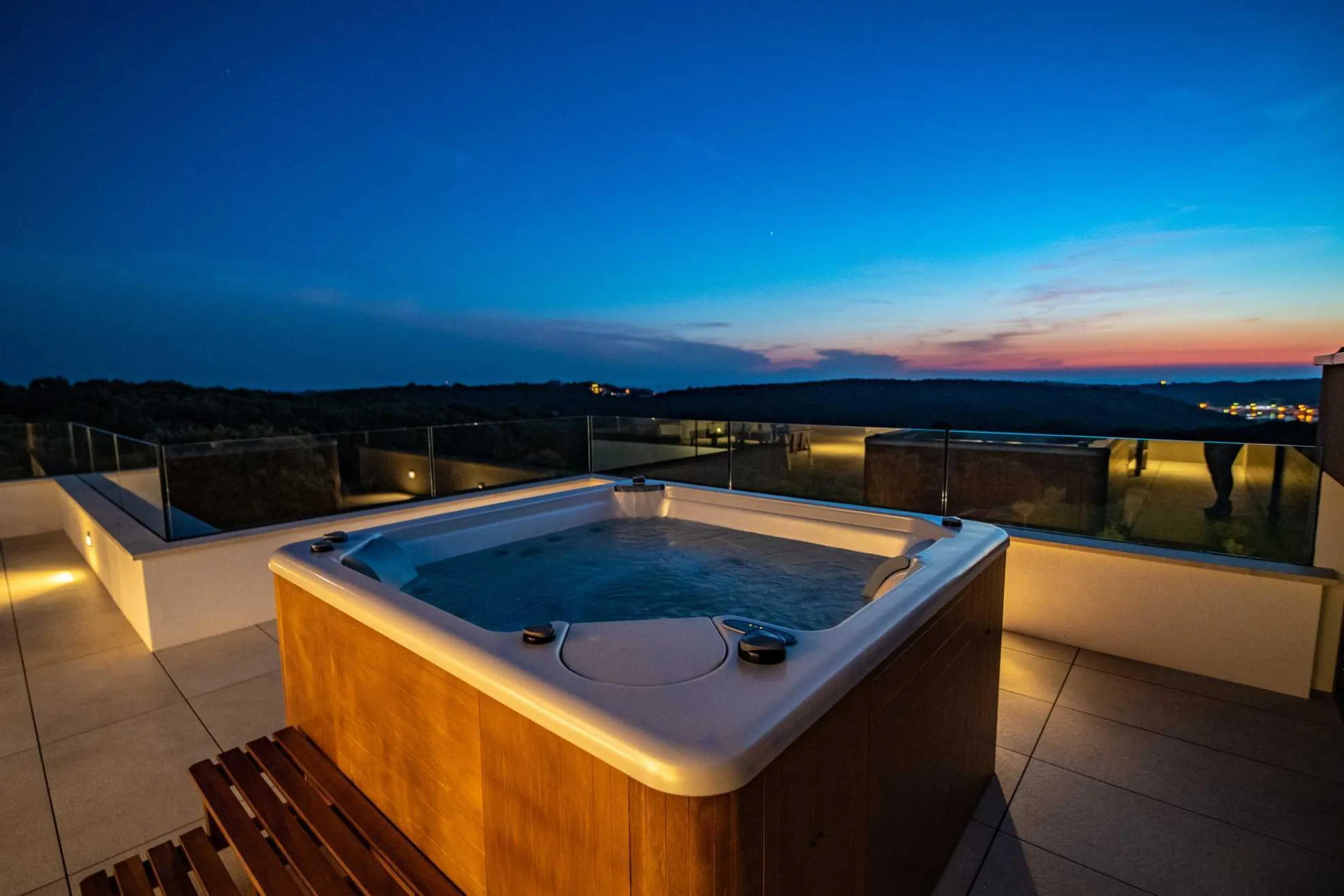 Luxurious Villa with Heated Pool and Stunning Views — photograph 4