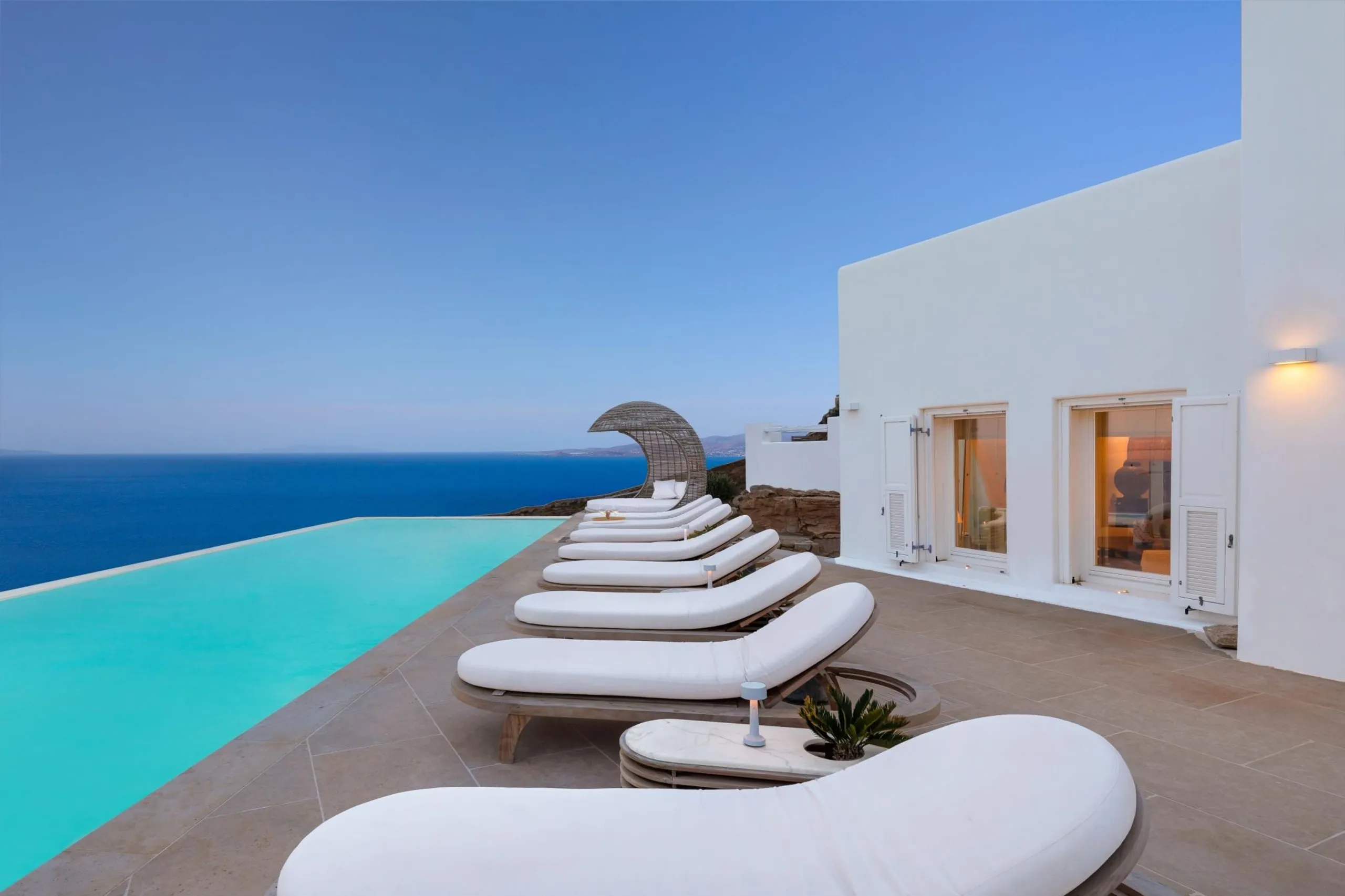 Rich Mykonos Villa with Crystalline Pool and Jacuzzi — photograph 3