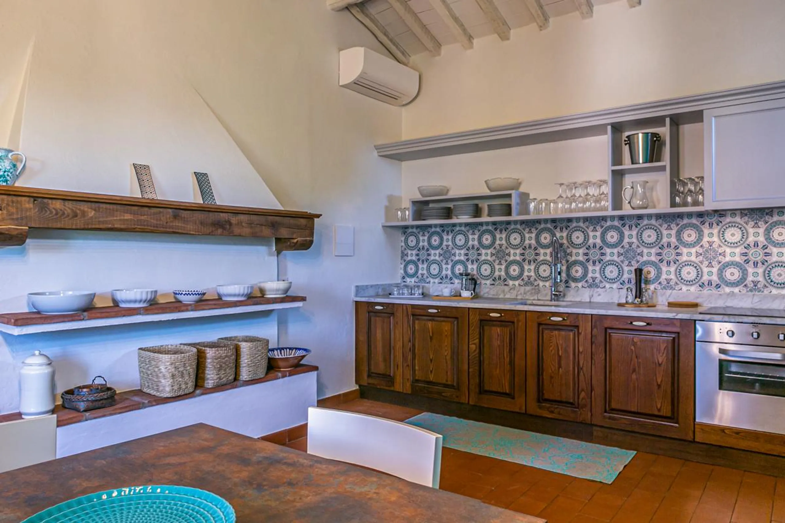 Glorious Tuscan Villa with Private Pool, Jacuzzi and Dining Terraces — photograph 8