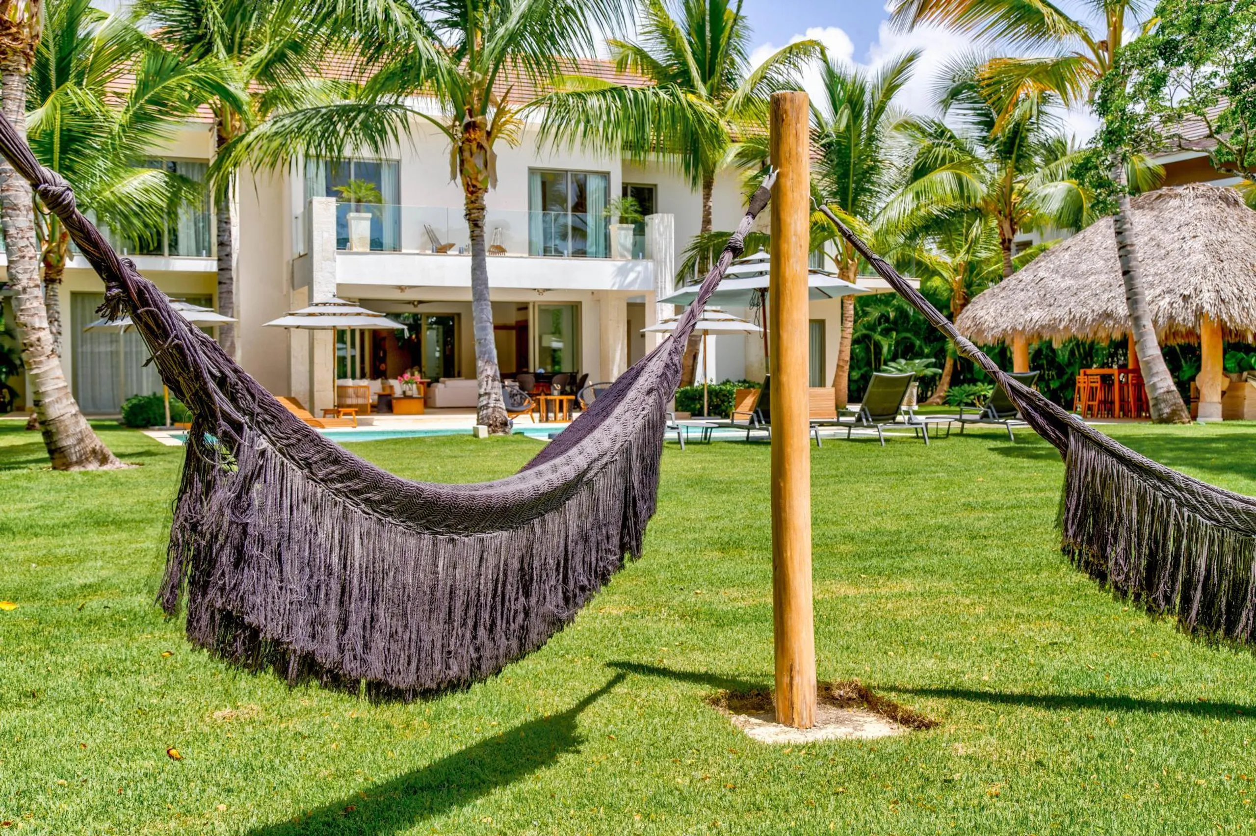 Tranquil 5-Bedroom Villa with Private Pool, Jacuzzi, and Golf Access — photograph 4