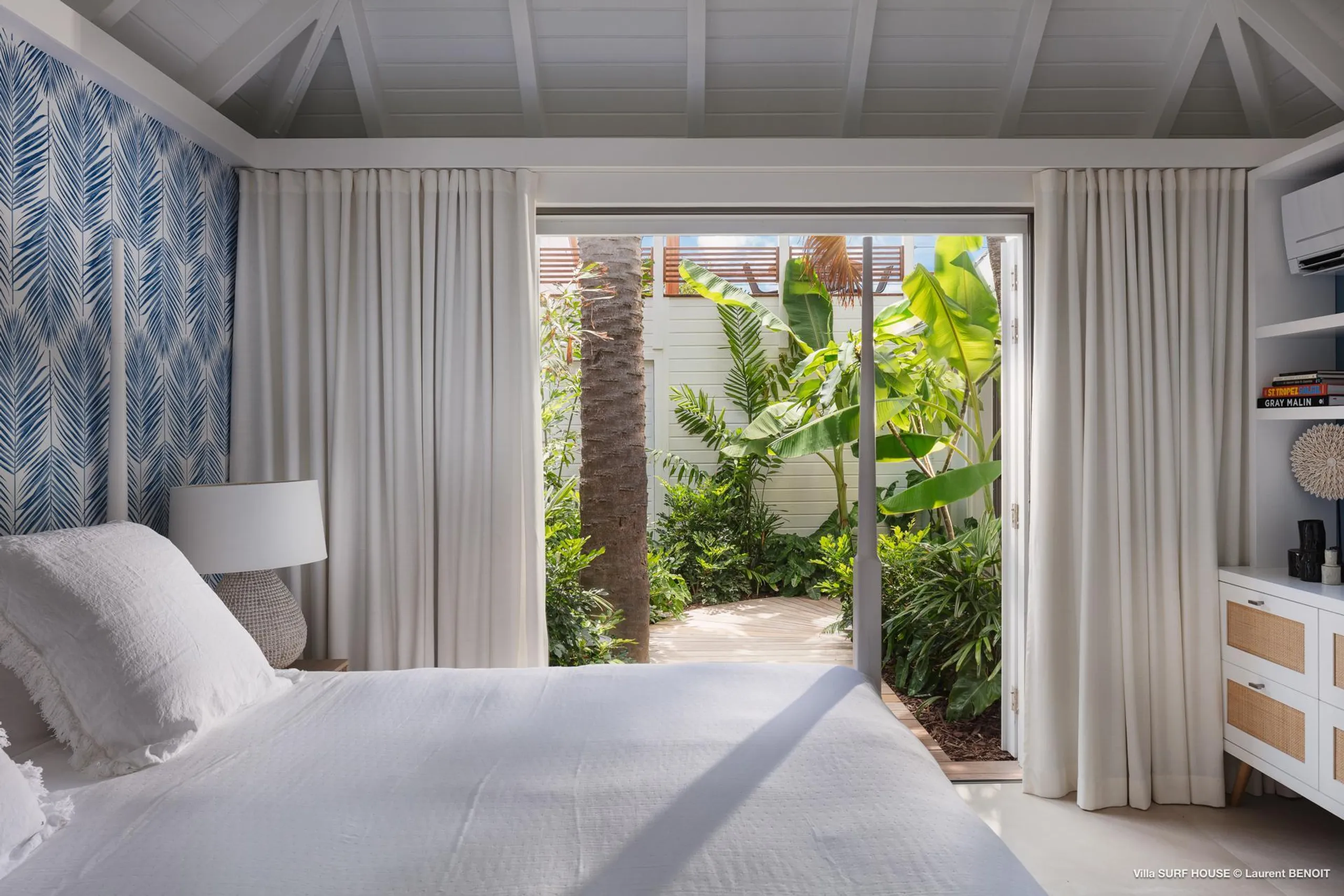Lush and Luxurious Oceanside Villa in Toiny with Infinity Pool and Ocean Views — photograph 6