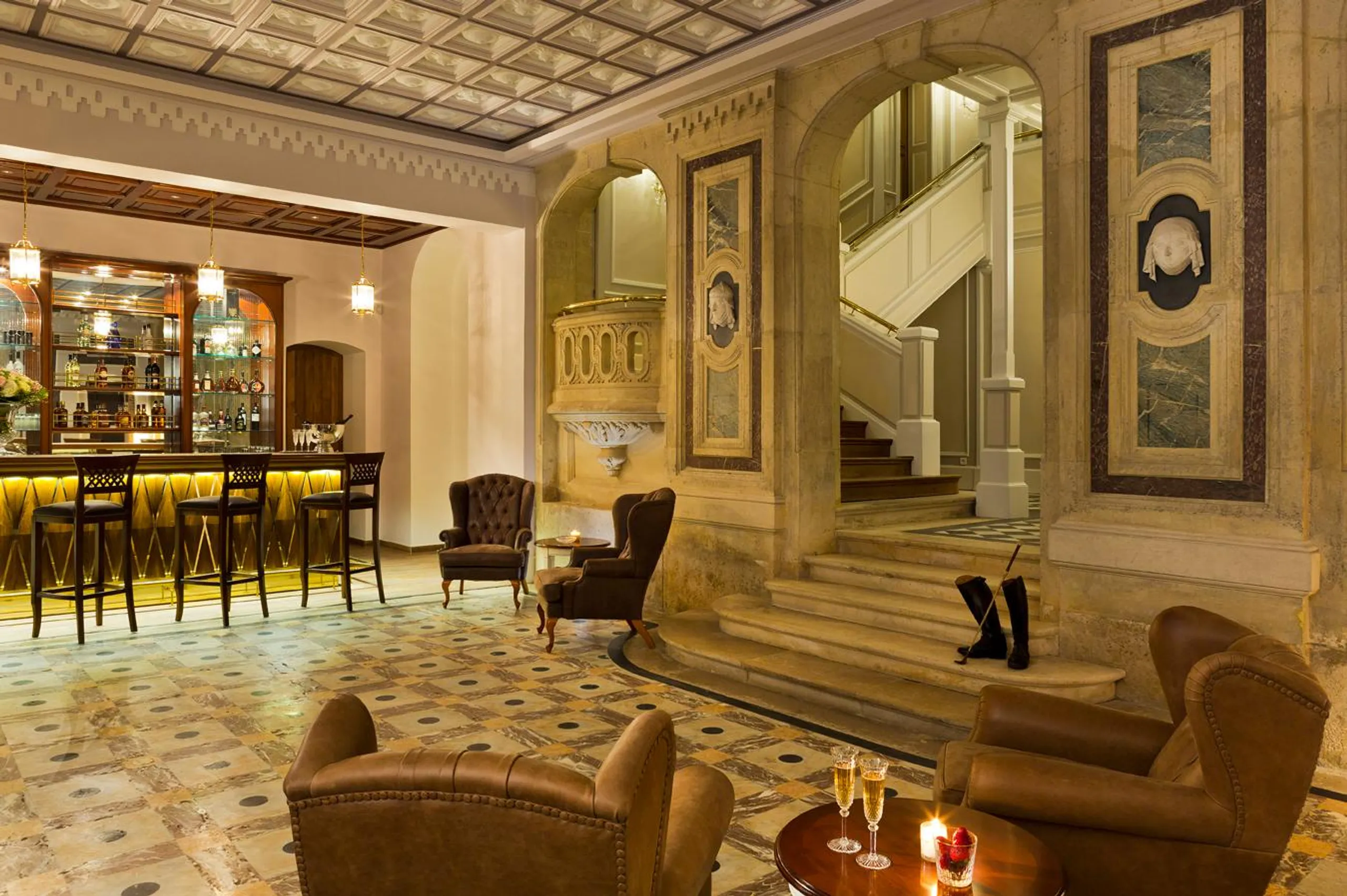 Unveiling Elegance  Retreat with 5 Suites and Breathtaking Garden — photograph 9