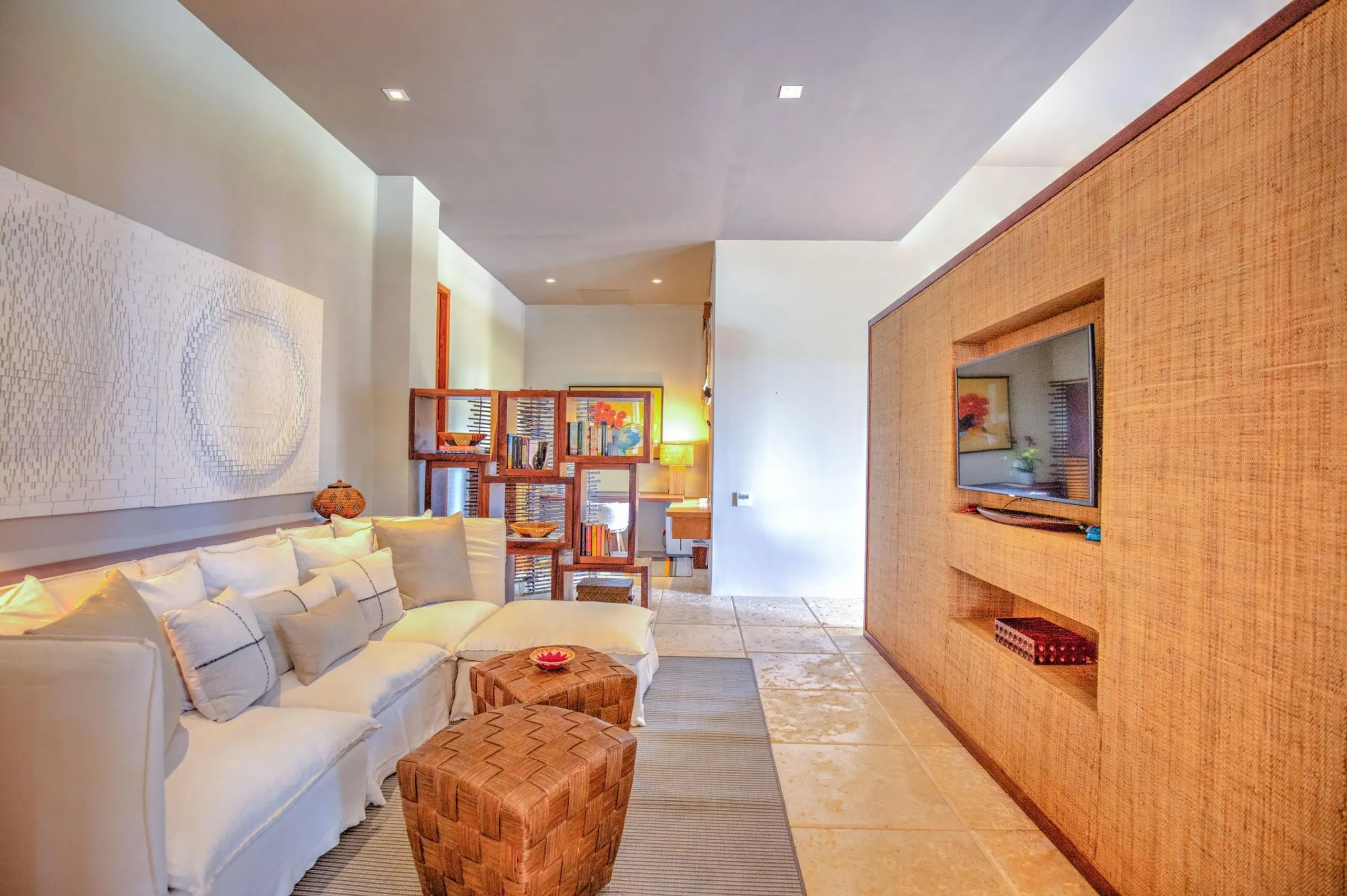 Oceanfront Villa Merging Classic and Modern Architecture with Private Pool and Golf Course Views — photograph 10