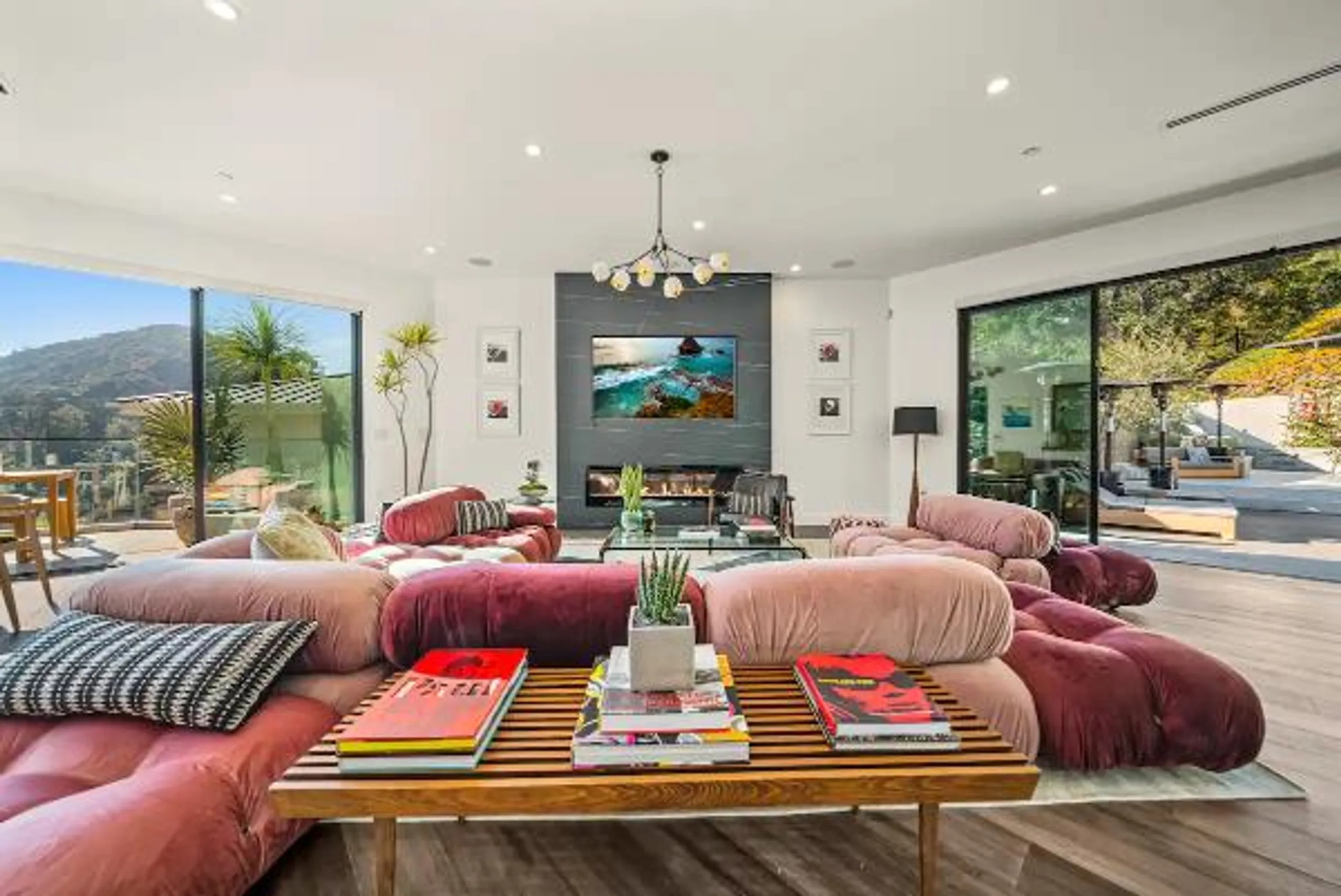 Grandiose Estate with Private Pool and Indoor-Outdoor Living — photograph 2